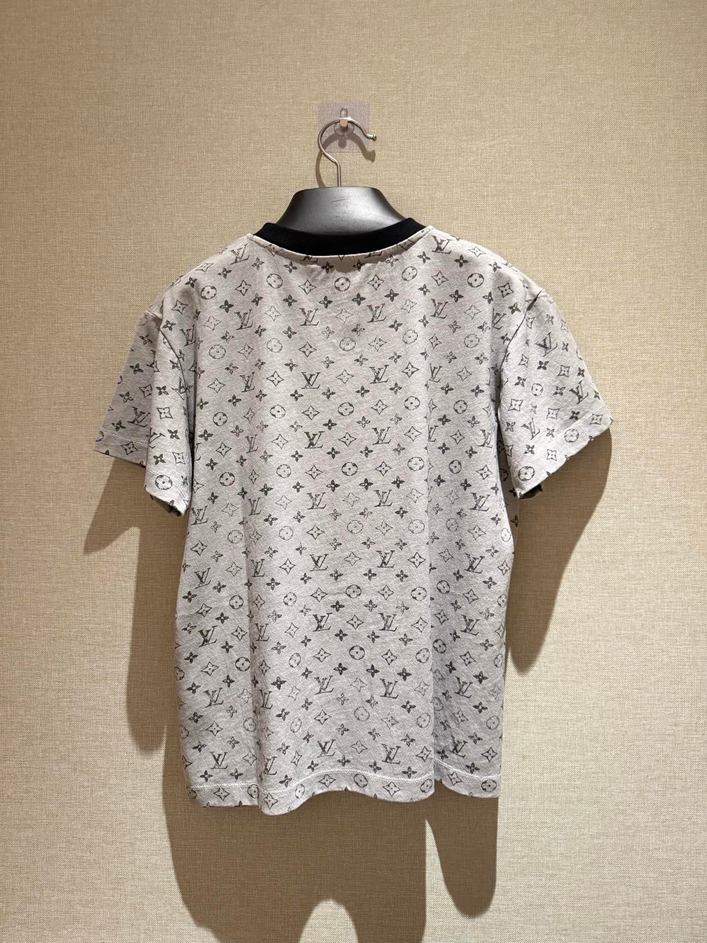 Louis Vuitton Neckline chain presbyopic full Logo short sle D82302 - Image 4