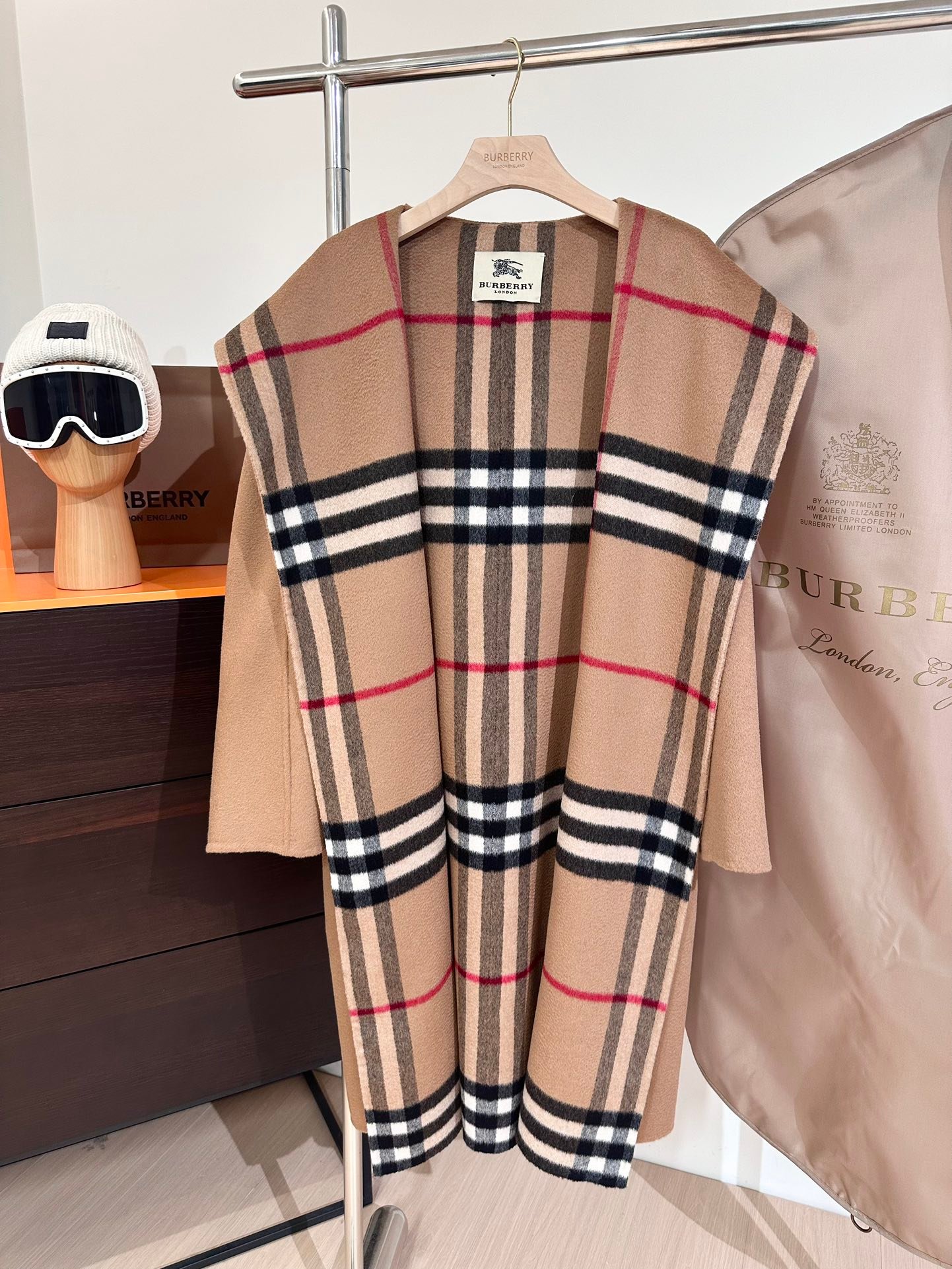 Burberry coat D81901 - Image 3