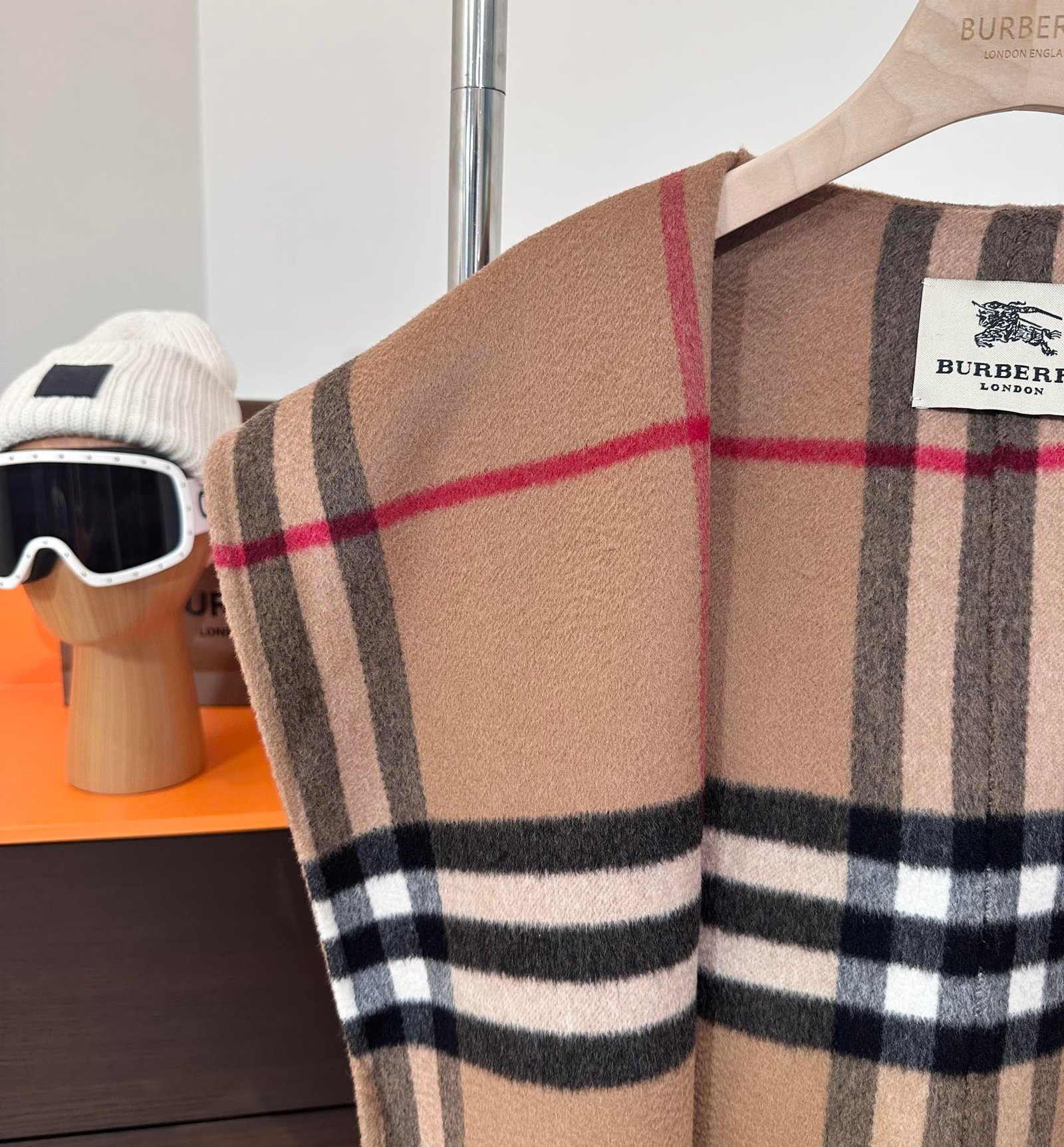 Burberry coat D81901 - Image 5