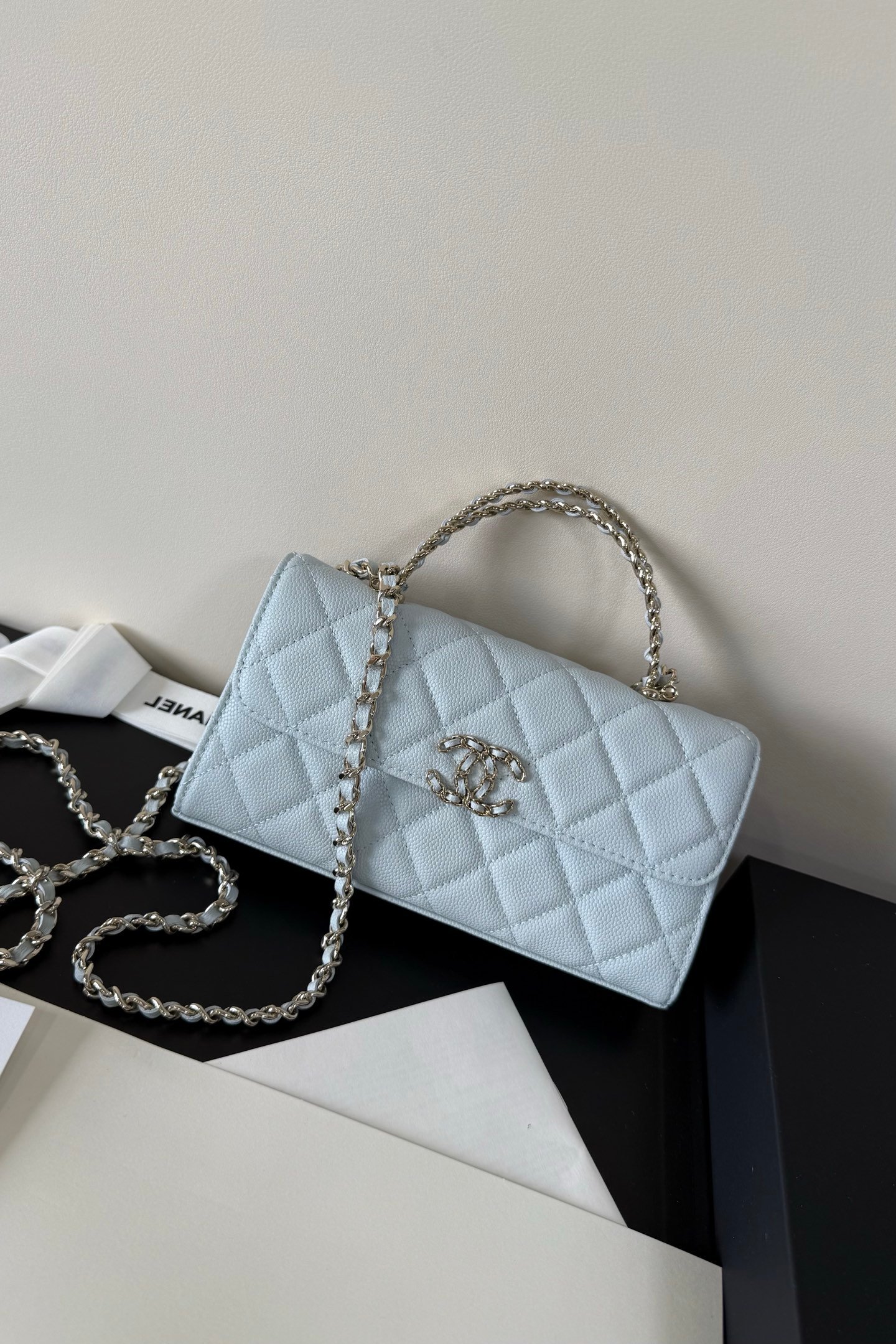 Chanel flip-top chain shoulder bag L90303 - Image 3