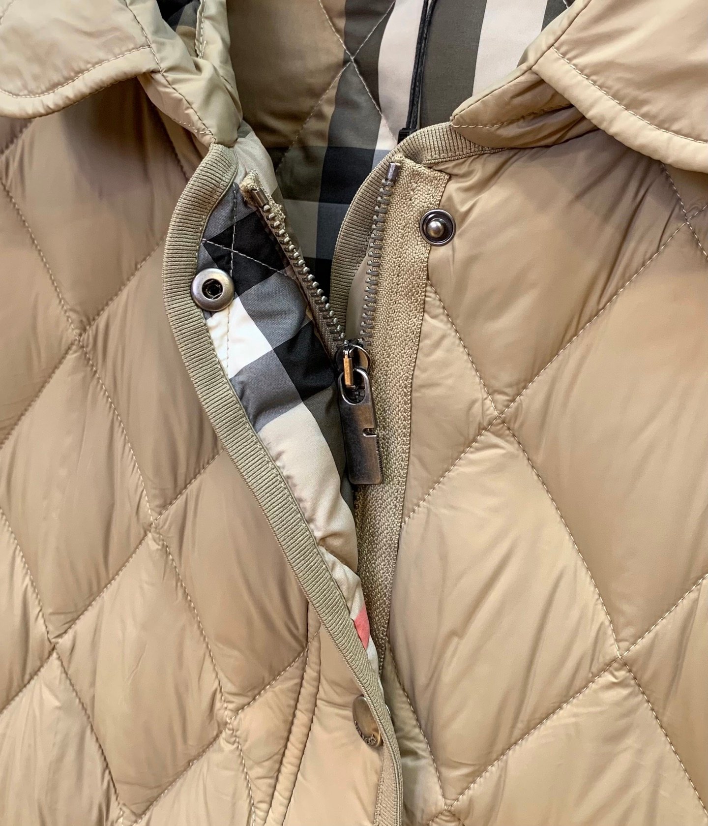 Burberry white goose down jacket D91102 - Image 8