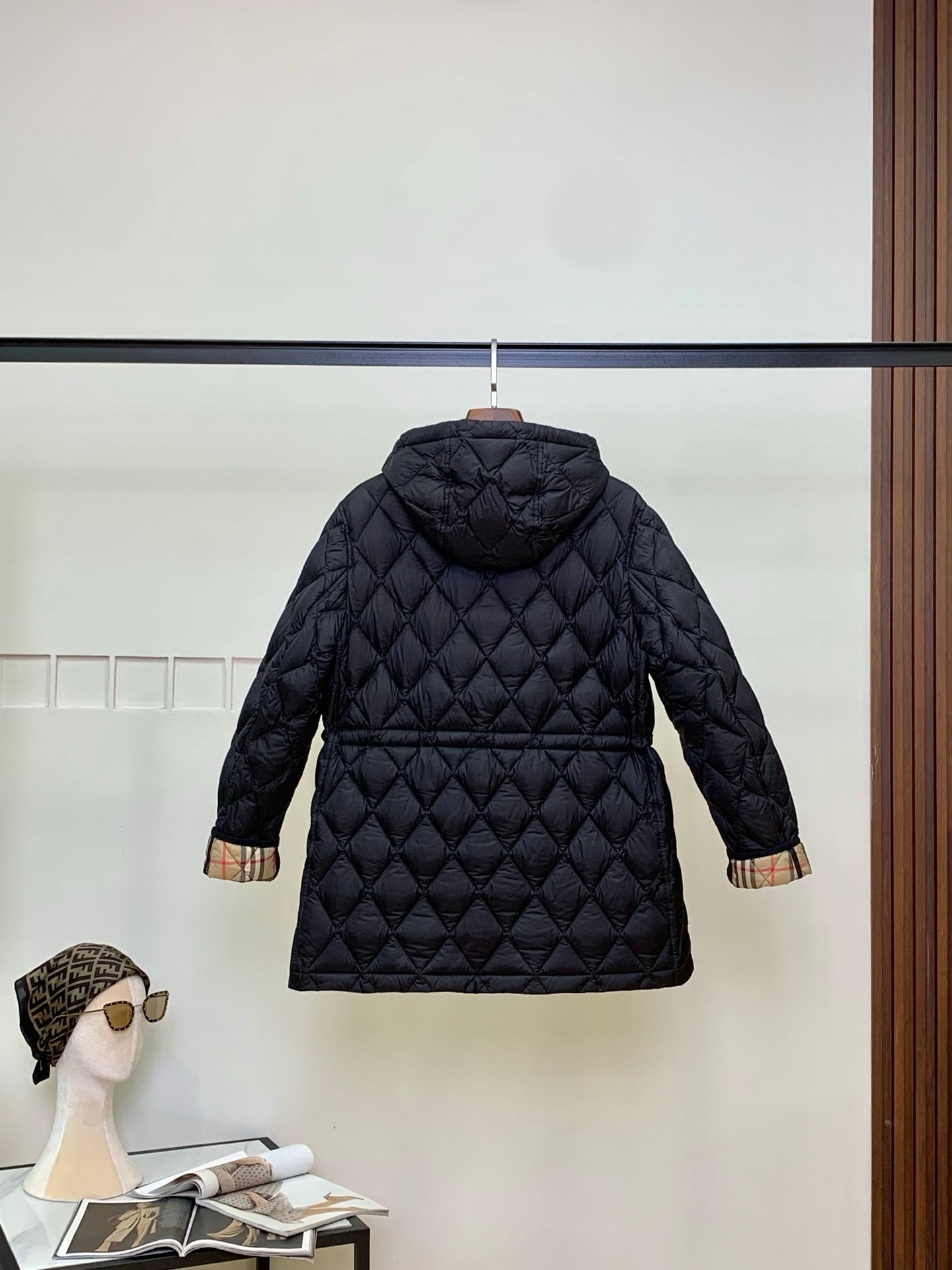 Burberry white goose down jacket D91102 - Image 5