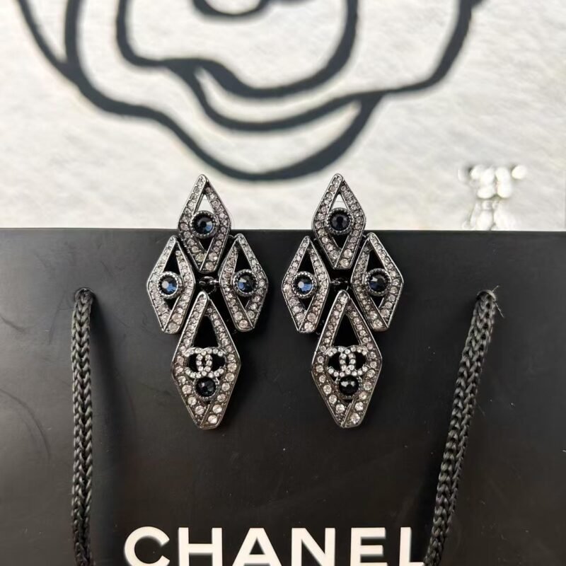 Chanel diamond-shaped full-diamond black round-diamond stud earrings L92904