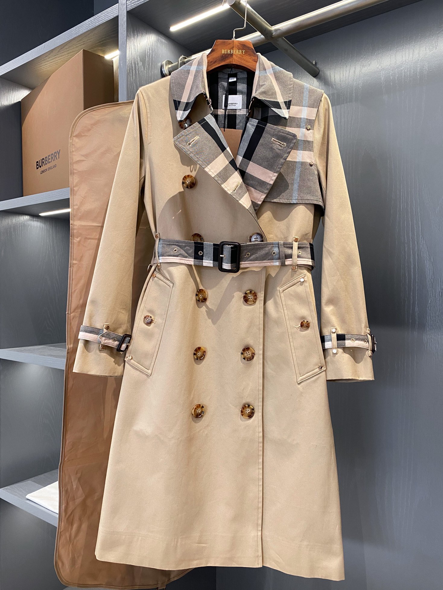 Burberry trench coat D101802