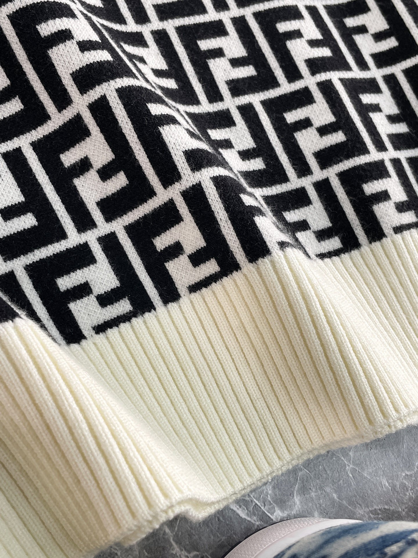 Fendi sweater 102003 - Image 5