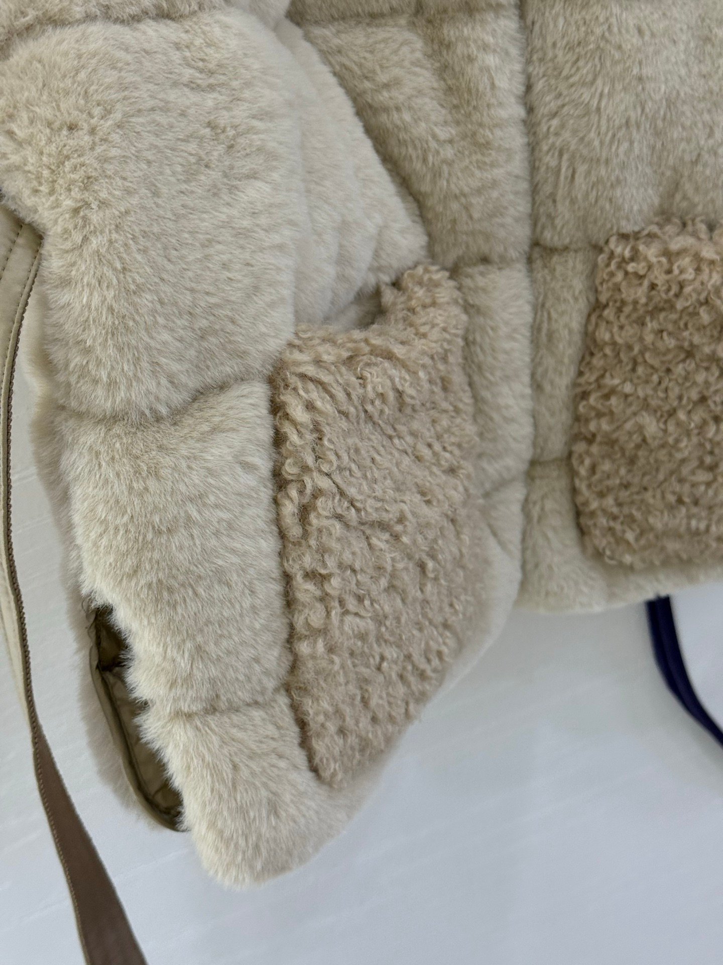 Moncler down jacket D102204 - Image 5