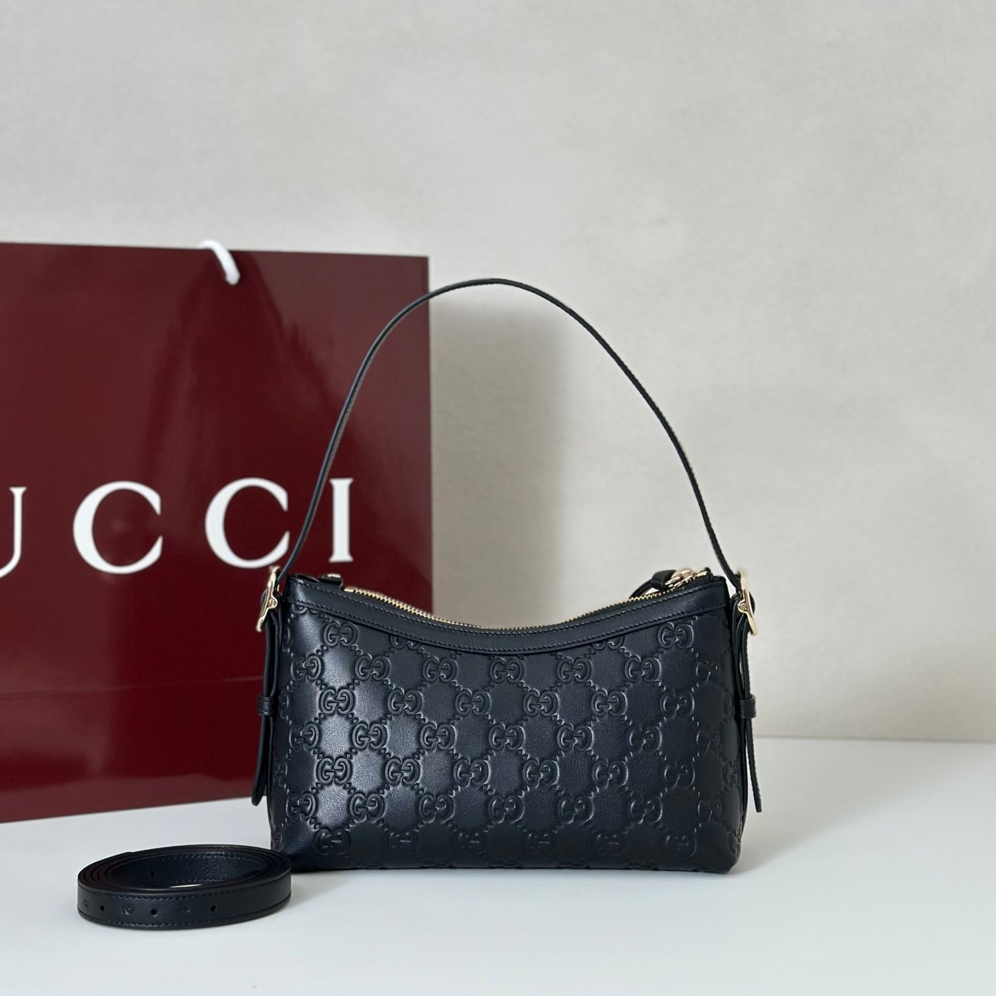 GUCCI embossed bucket bag L102404 - Image 5