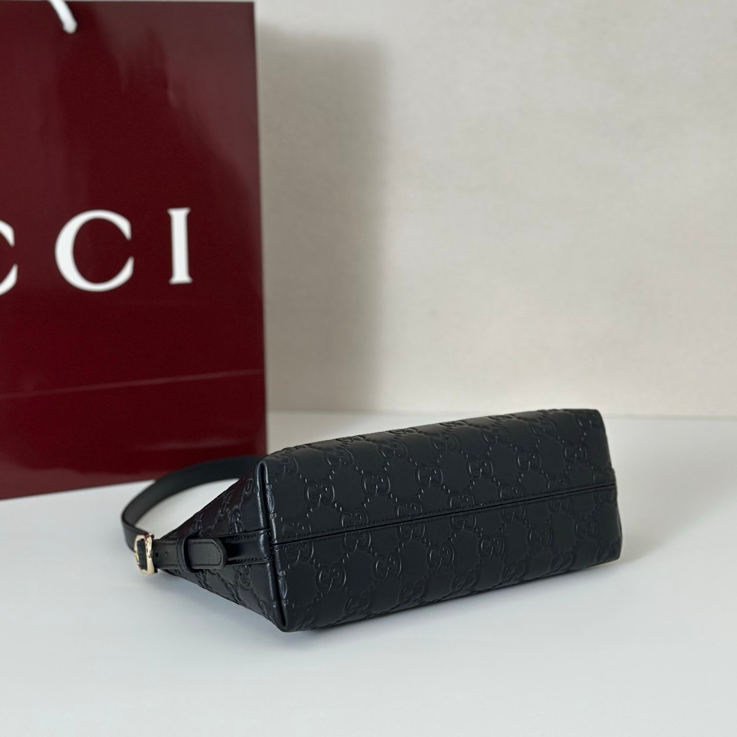 GUCCI embossed bucket bag L102404 - Image 6