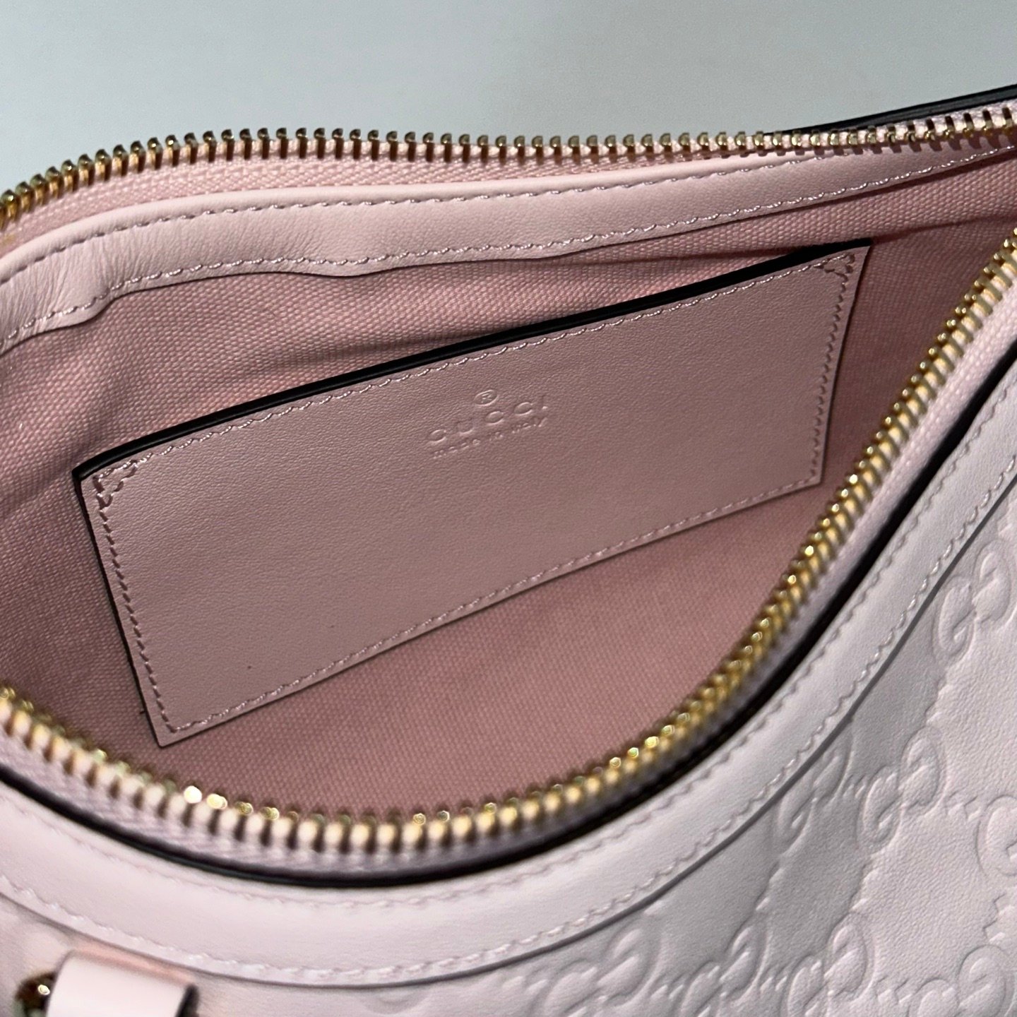 GUCCI embossed bucket bag L102404 - Image 2