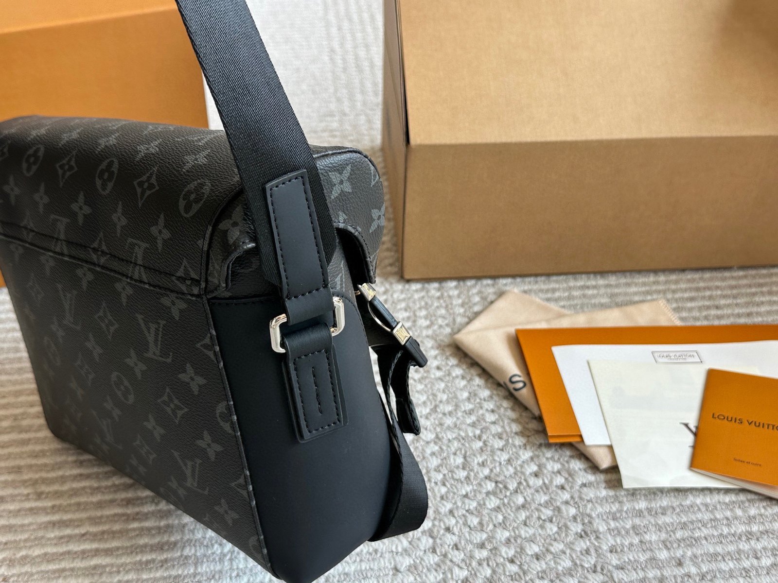 LV Messenger Bag L102802 - Image 3