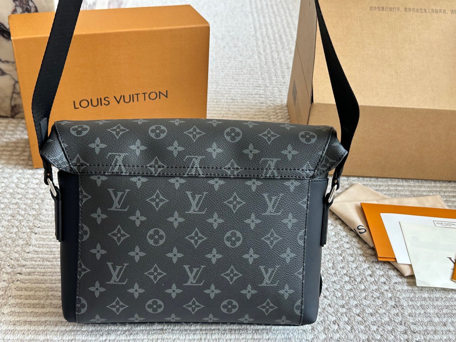 LV Messenger Bag L102802 - Image 4