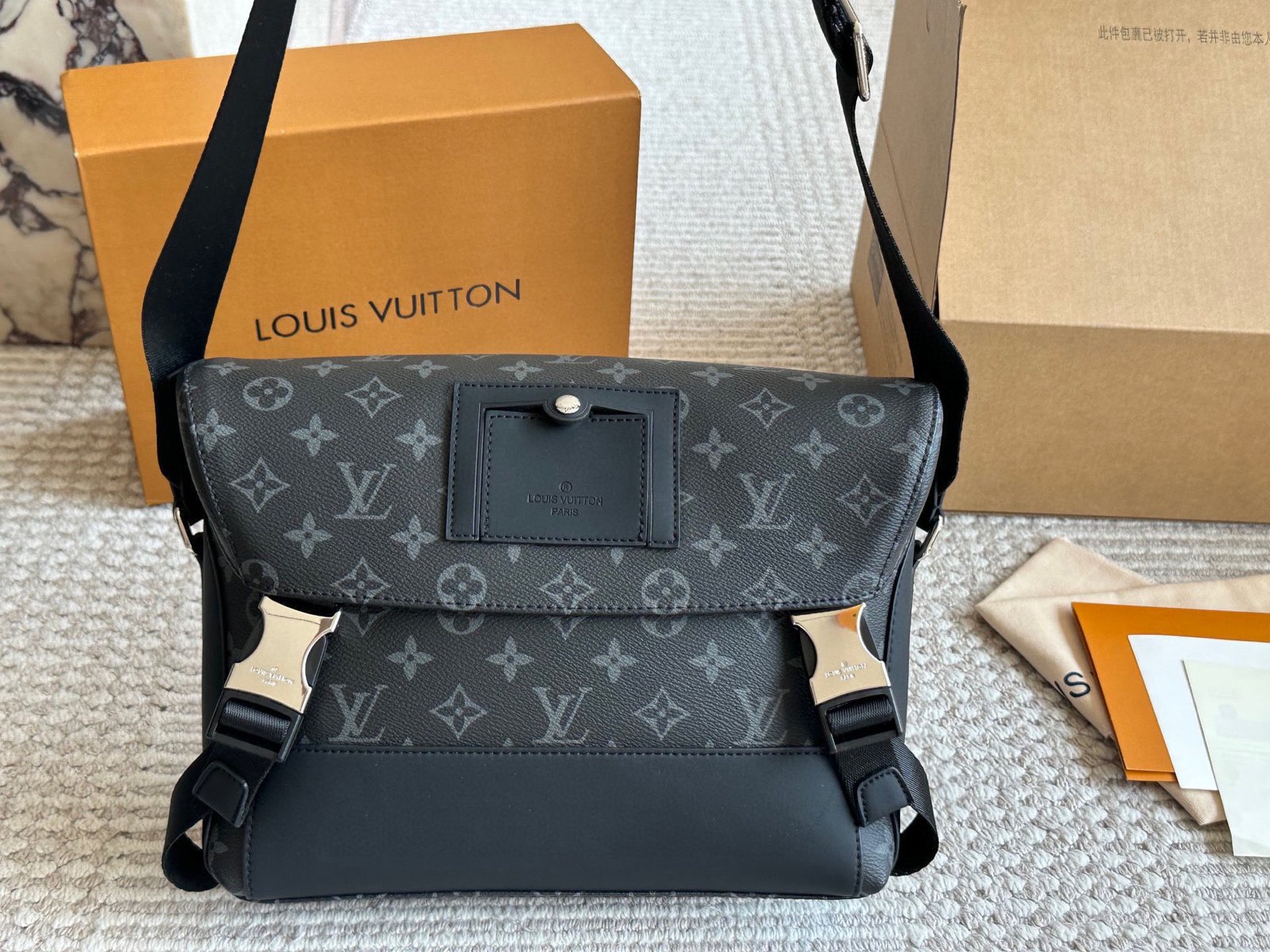 LV Messenger Bag L102802