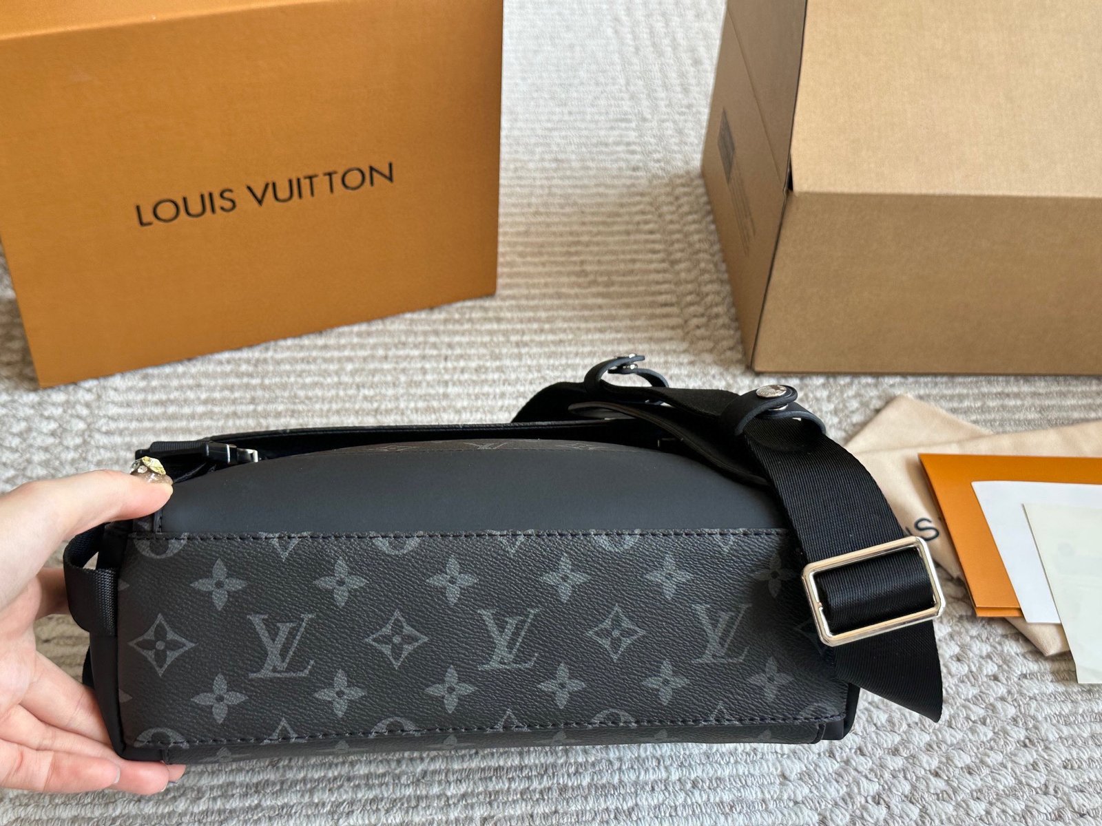 LV Messenger Bag L102802 - Image 5
