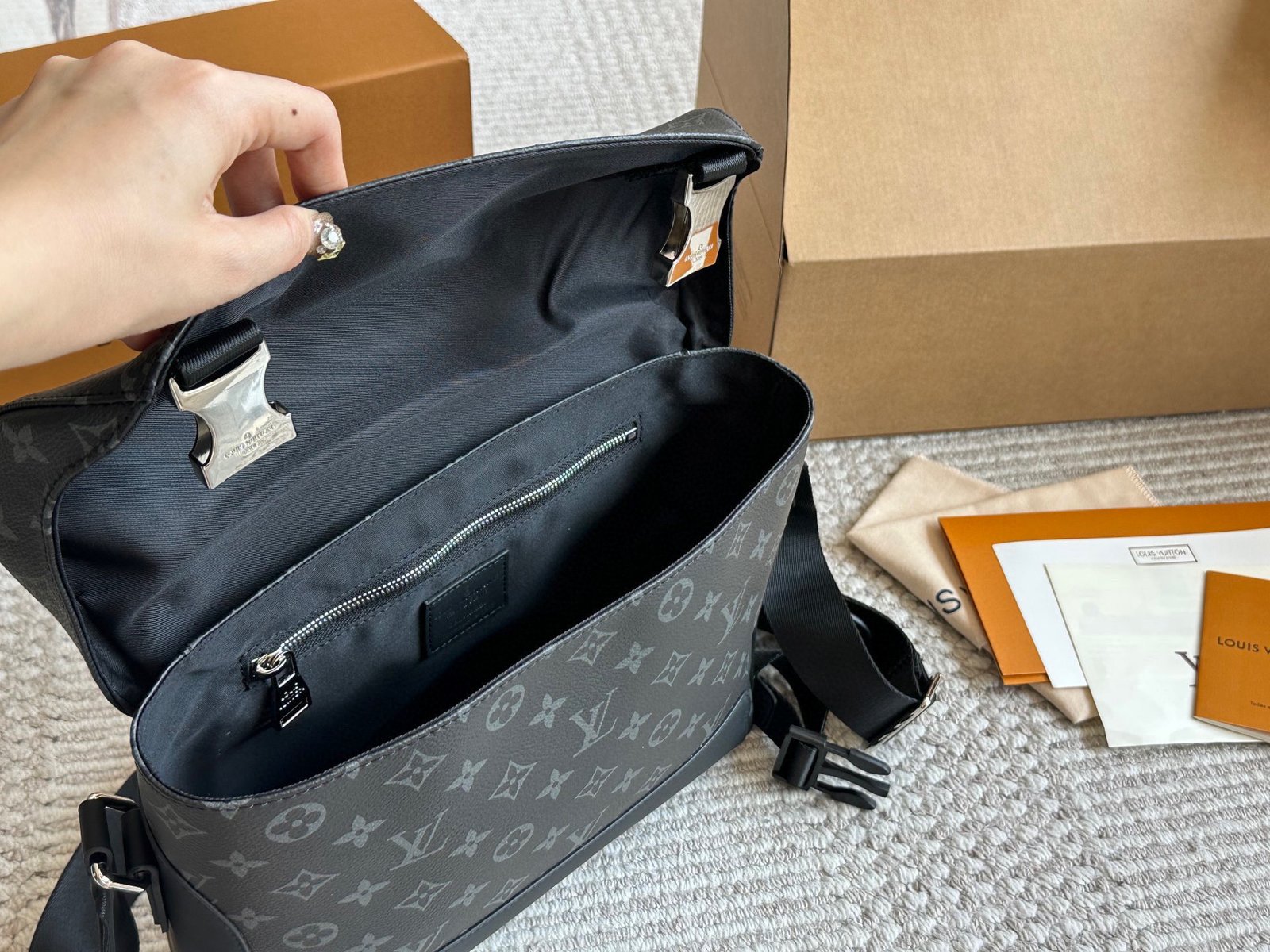 LV Messenger Bag L102802 - Image 6