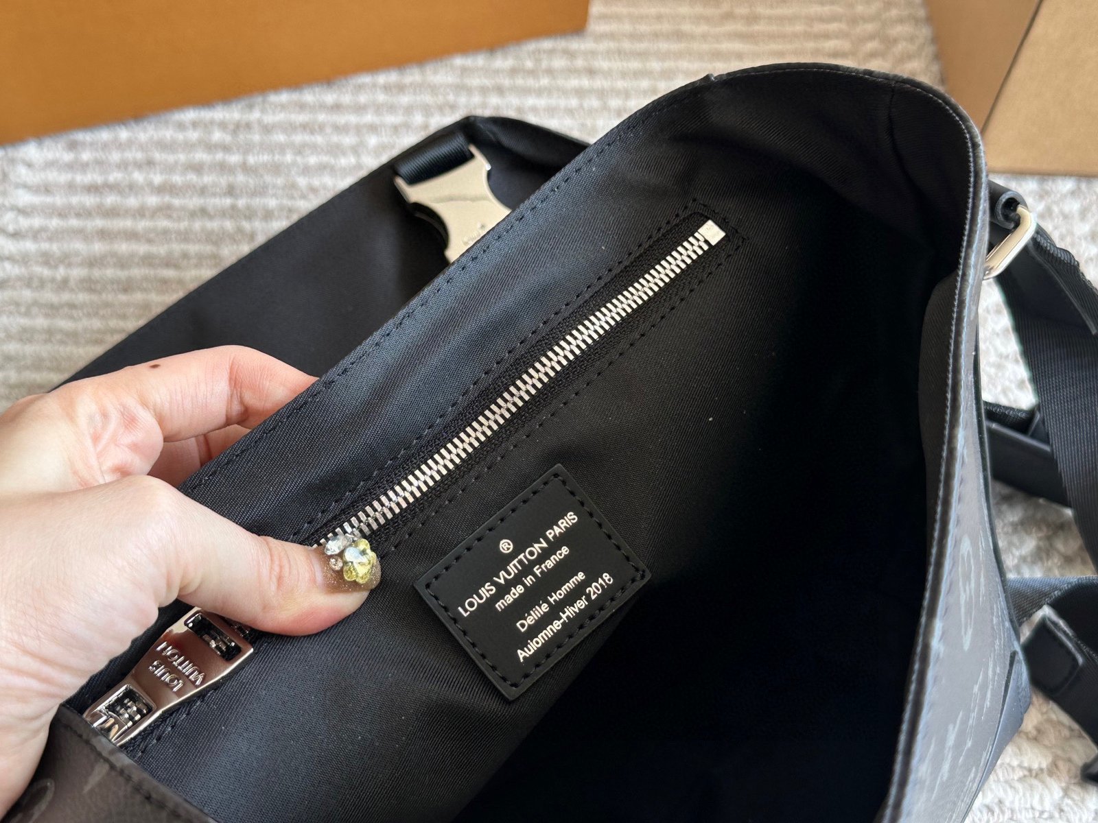 LV Messenger Bag L102802 - Image 7