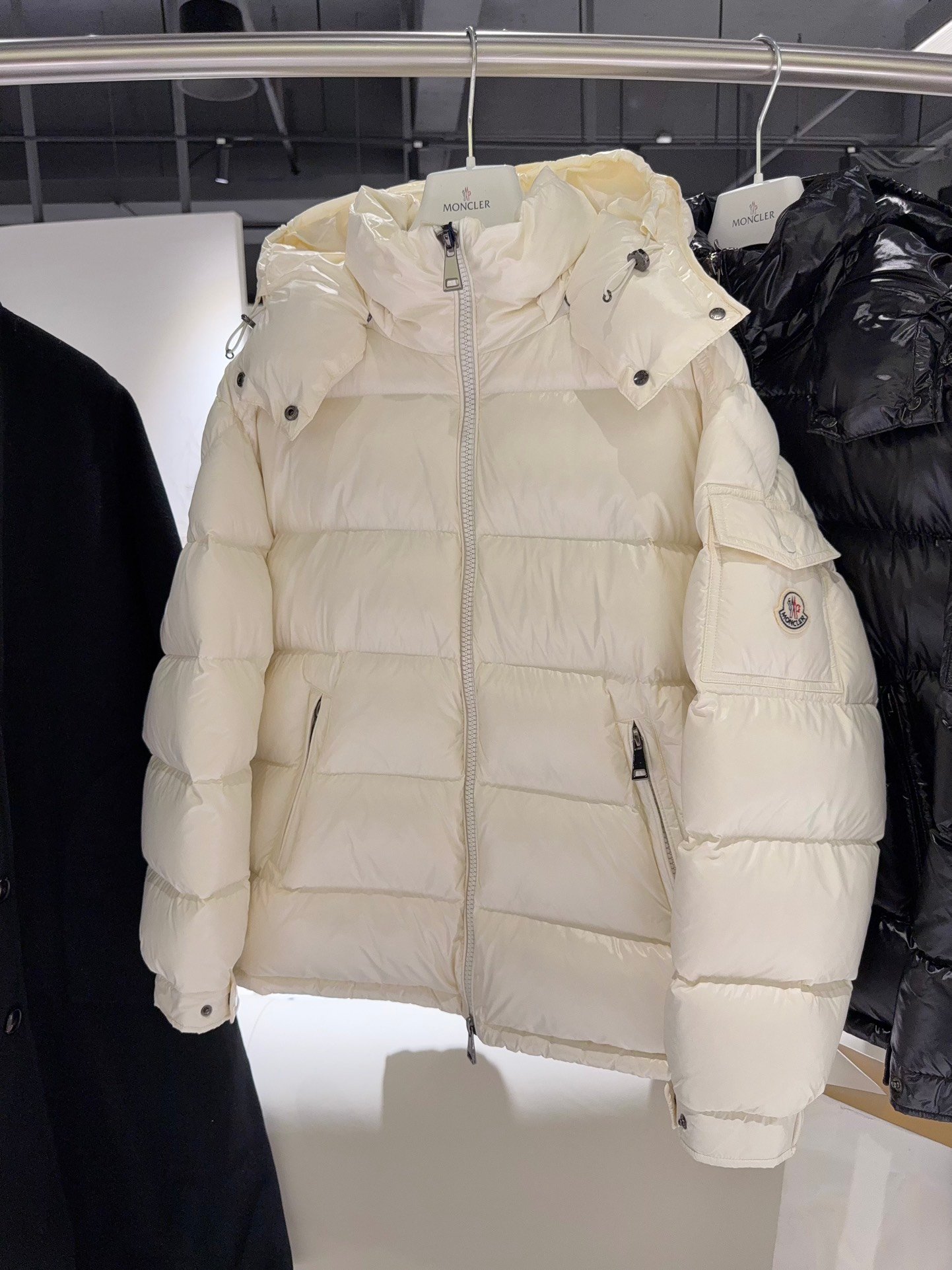 Moncler down jacket D102805 - Image 2
