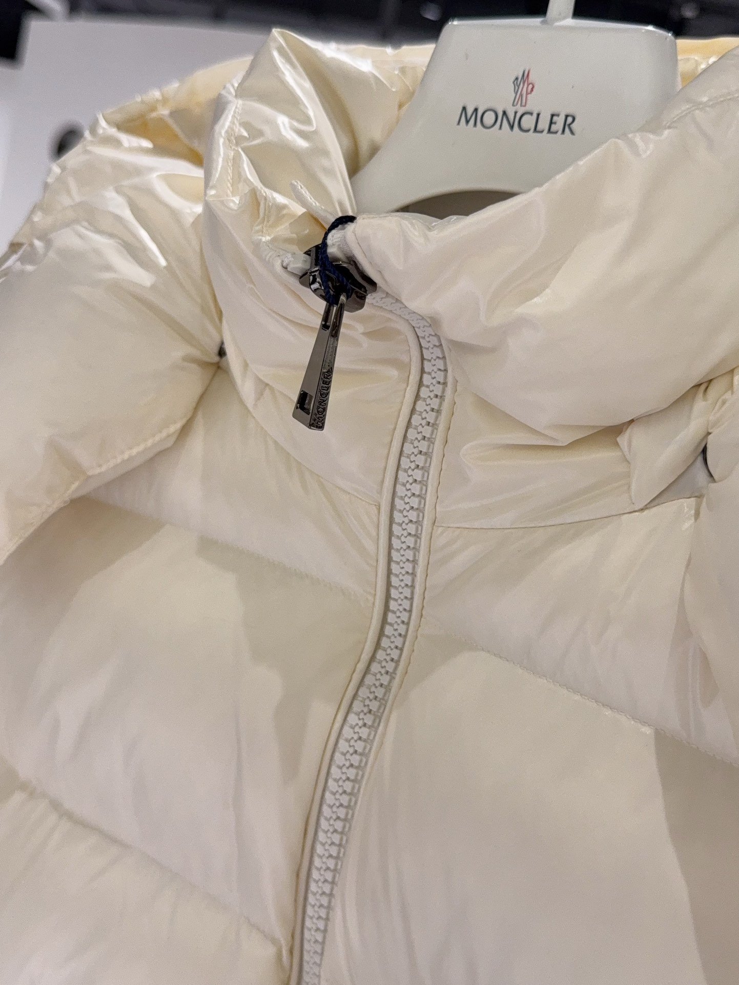 Moncler down jacket D102805 - Image 6