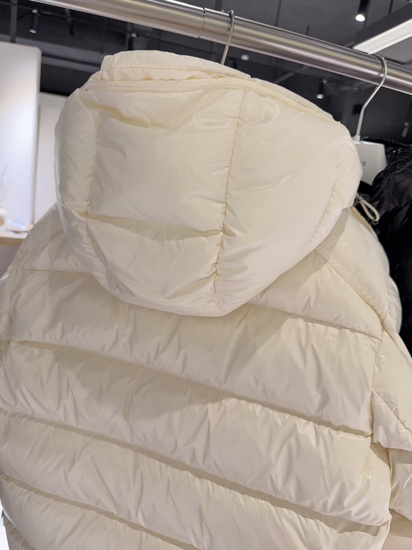 Moncler down jacket D102805 - Image 4