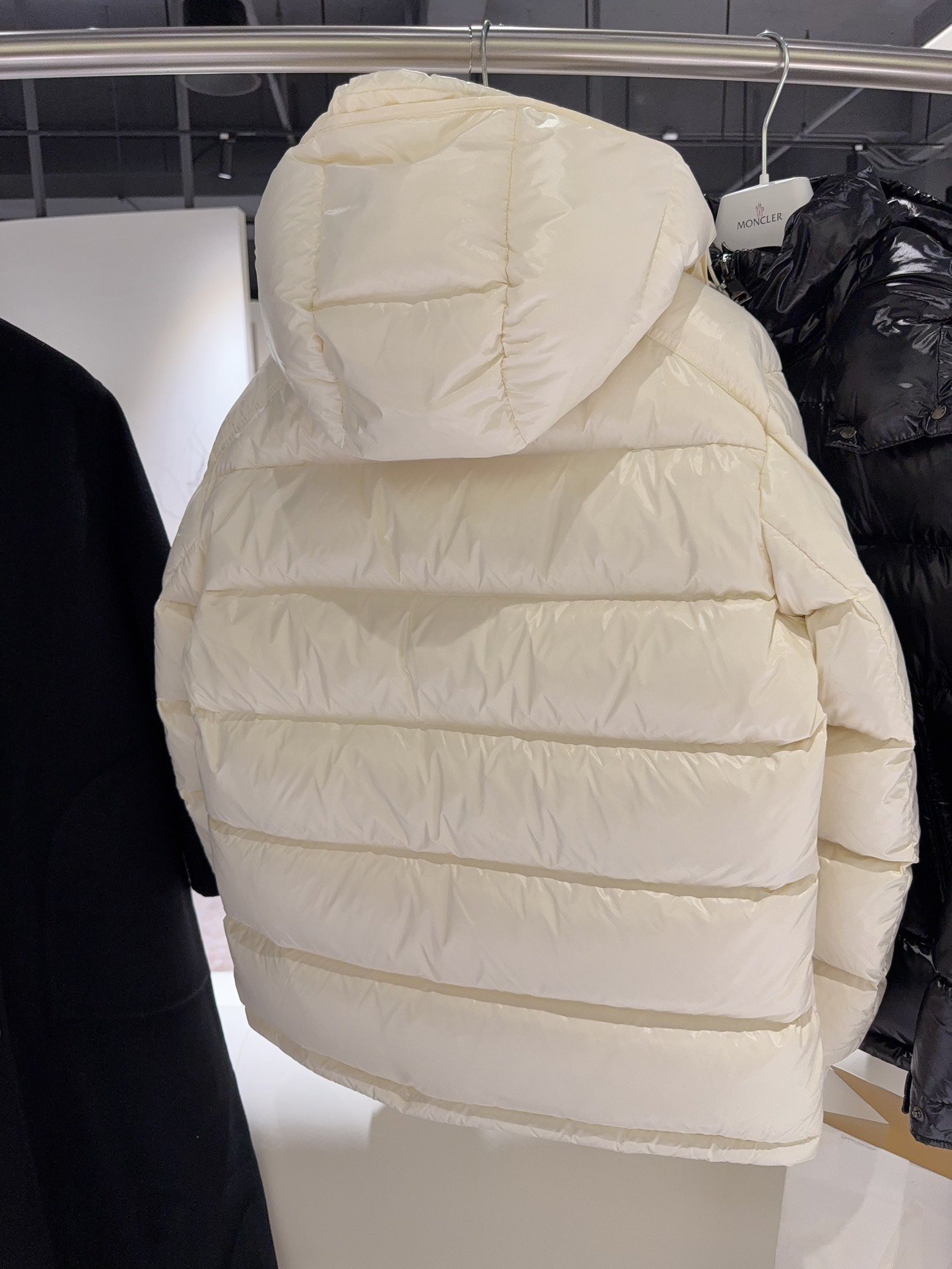 Moncler down jacket D102805 - Image 3