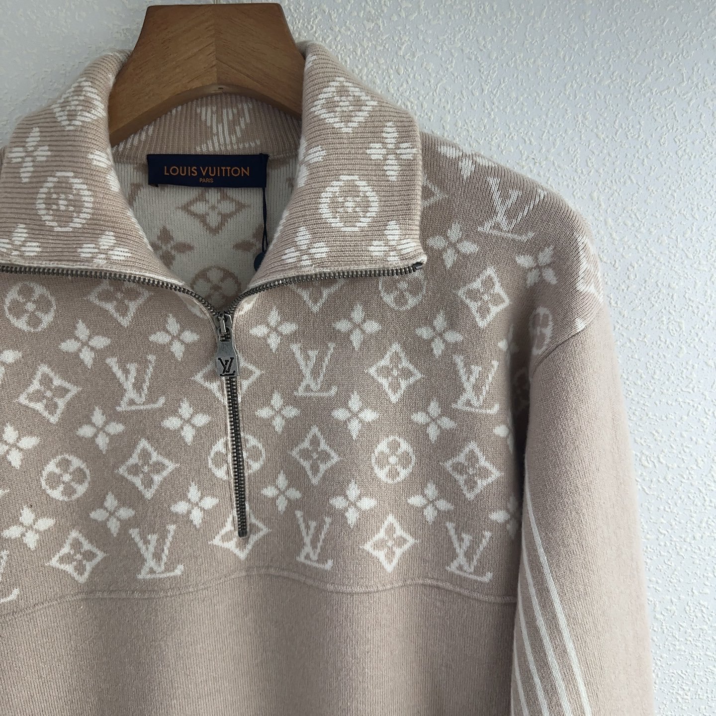 LV jacquard stand-up collar zipper knitted half-open cardigan D111206 - Image 5