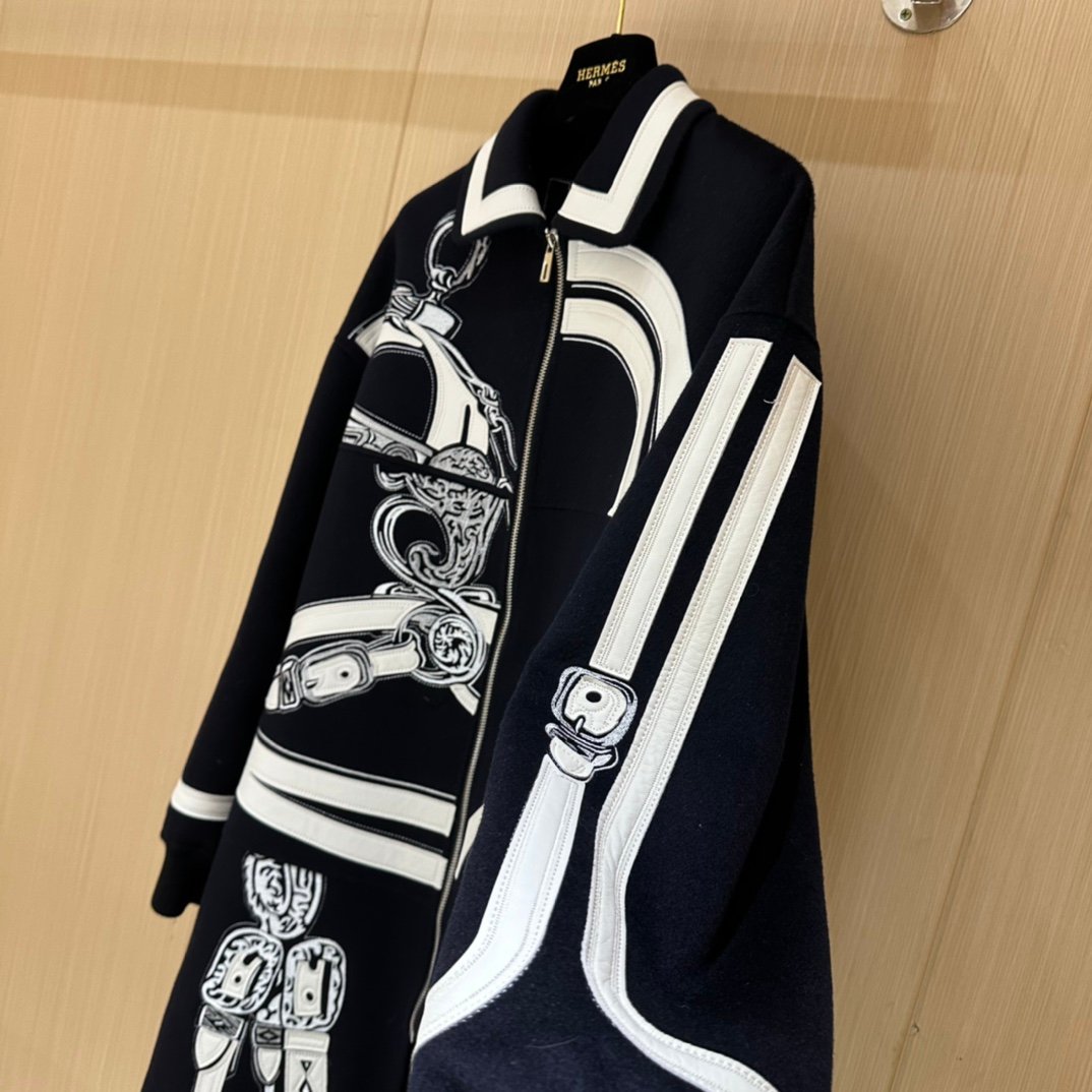 Hermès duffle coat with a saddle and bridle motif D111304 - Image 8