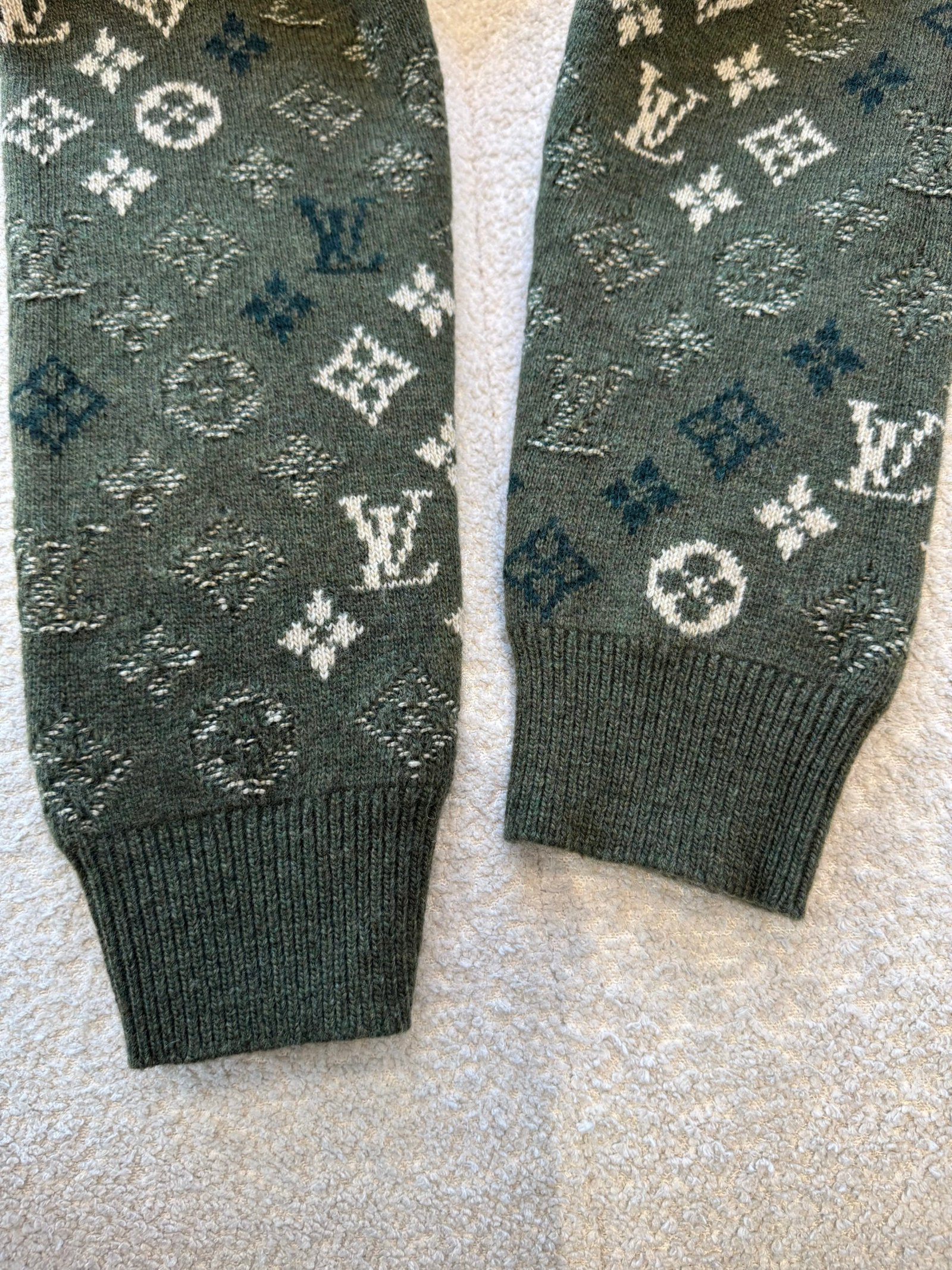 Louis Vuitton Monogram Pullover D112704 - Image 6