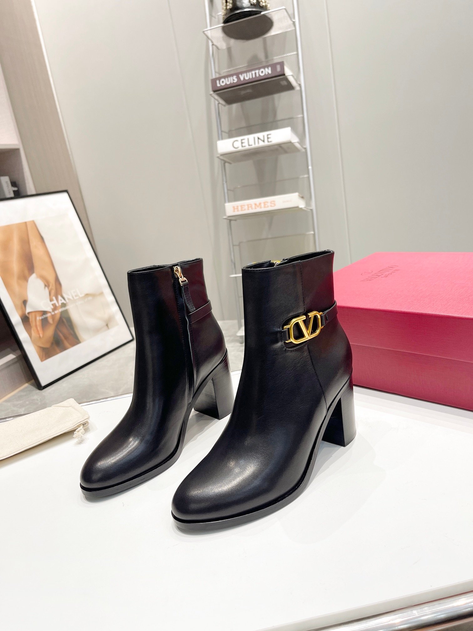 Valentino Garavani V Logo Signature Bootie in Nero L112901 - Image 10