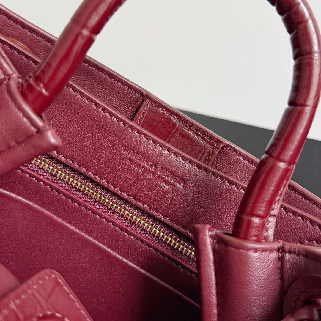 Bottega Veneta crocodile-pattern mini handbag L121205 - Image 10