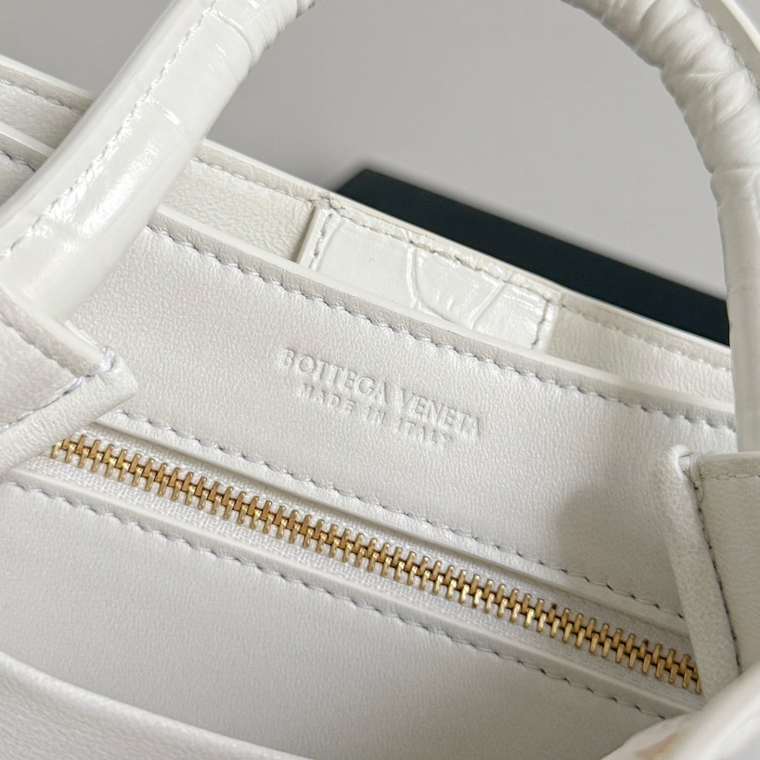 Bottega Veneta crocodile-pattern mini handbag L121205 - Image 15