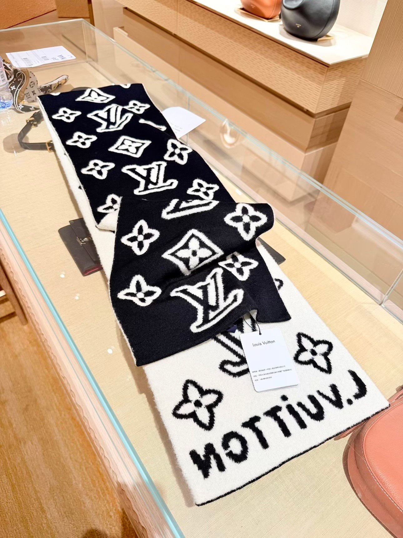 LV Scarf cashmere D121601 - Image 3