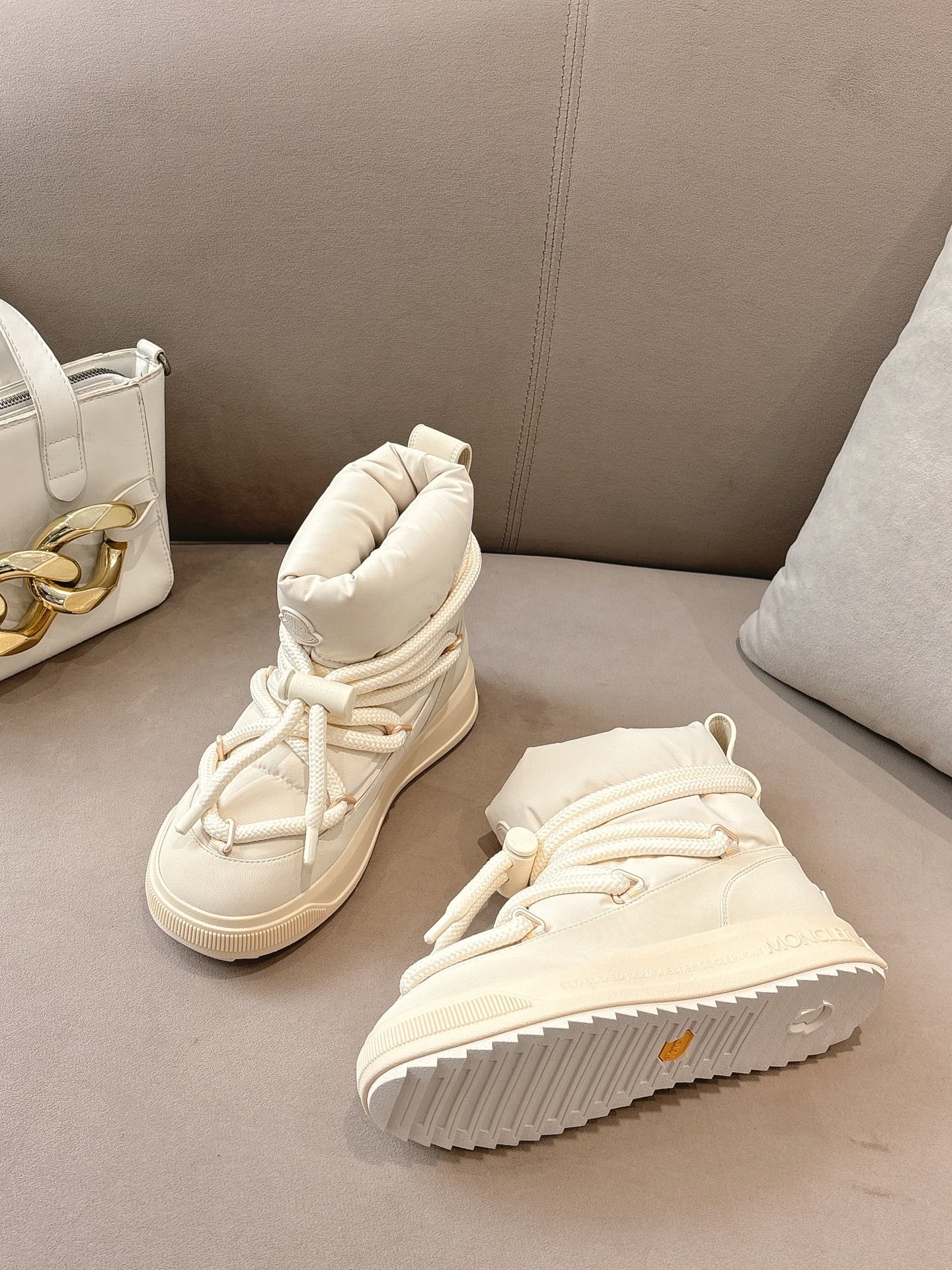 Moncler Altive Mid Snow Boots L121506 - Image 4