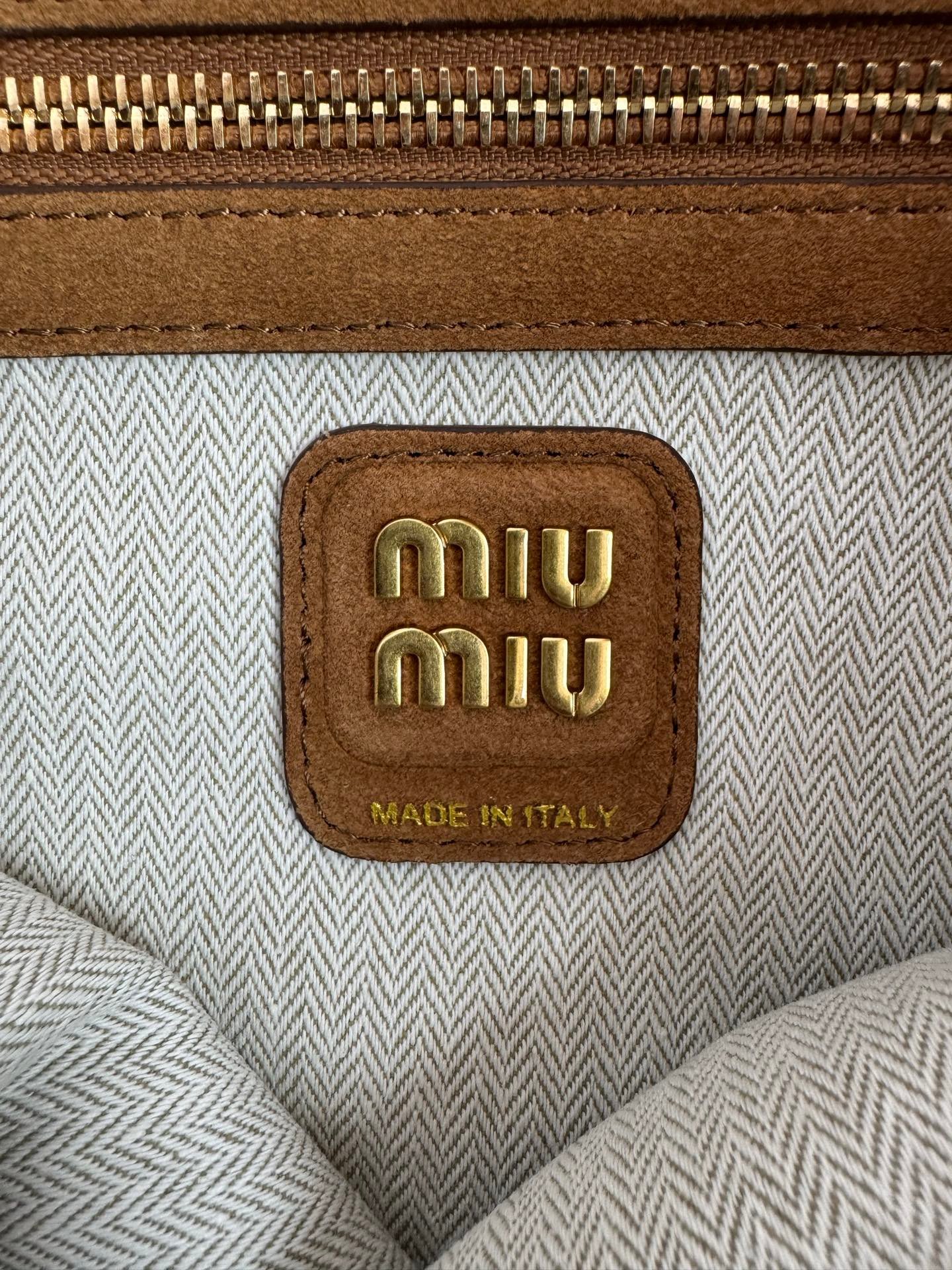 Miu Miu Ivy Leather Bag L121608 - Image 11
