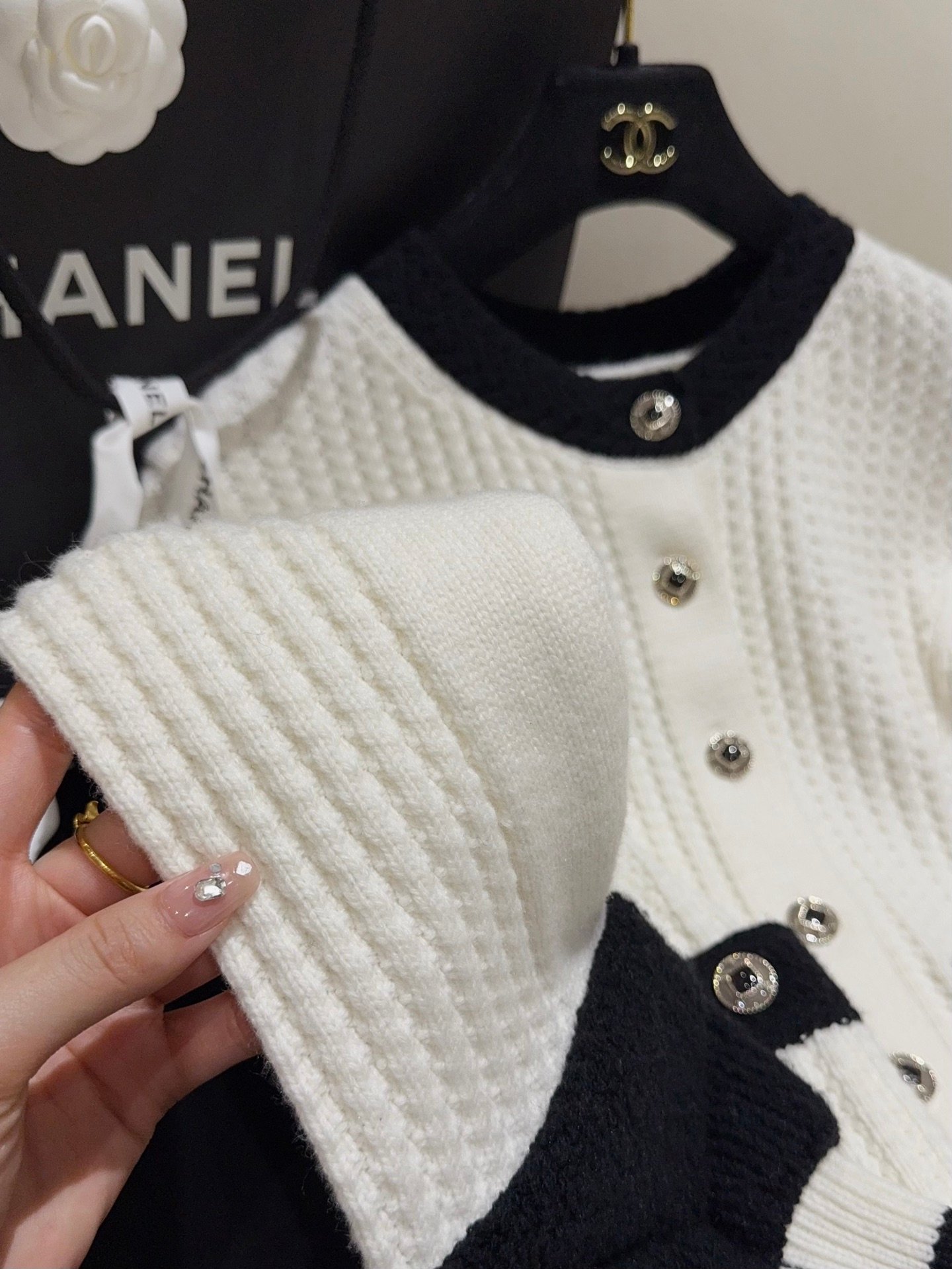 Chanel cardigan sweater D121708 - Image 8