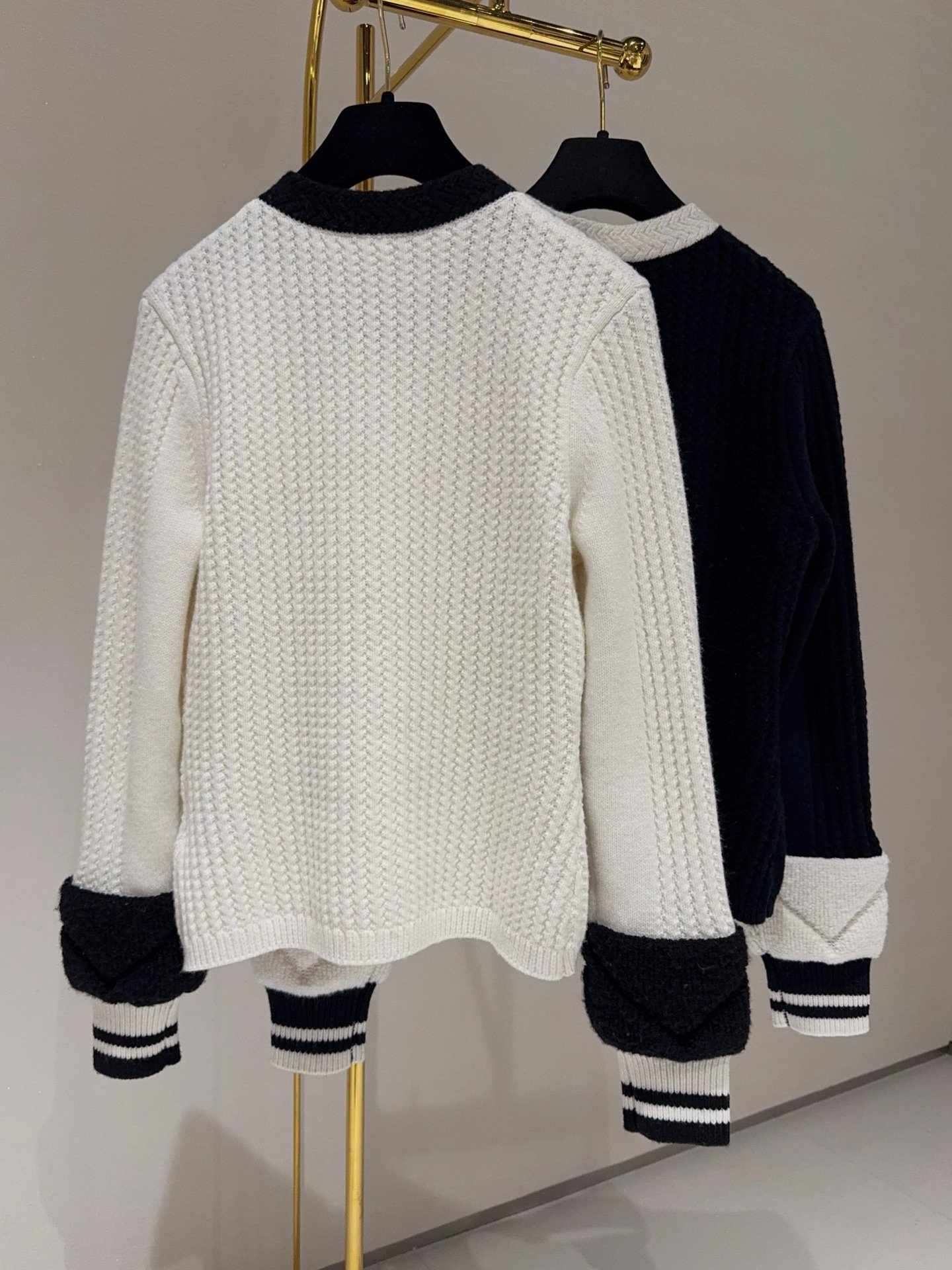 Chanel cardigan sweater D121708 - Image 3