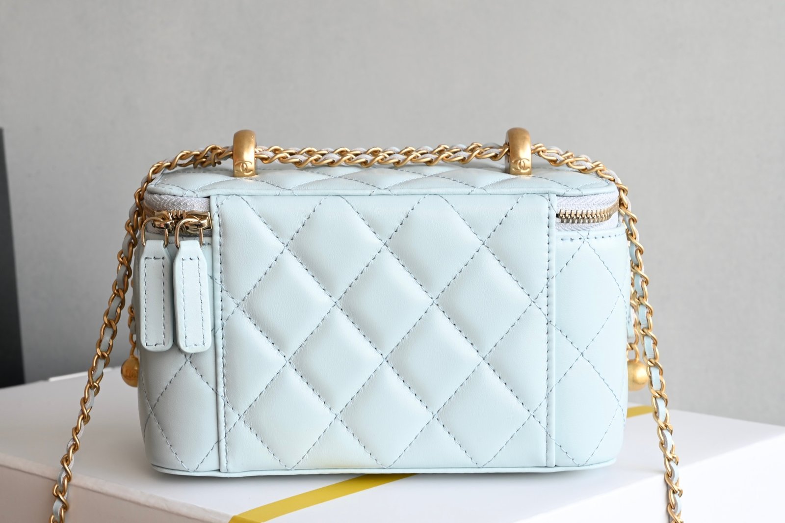 CHANEL Small Golden Ball Double Pearl Chain Makeup Bag L10104 - Image 3