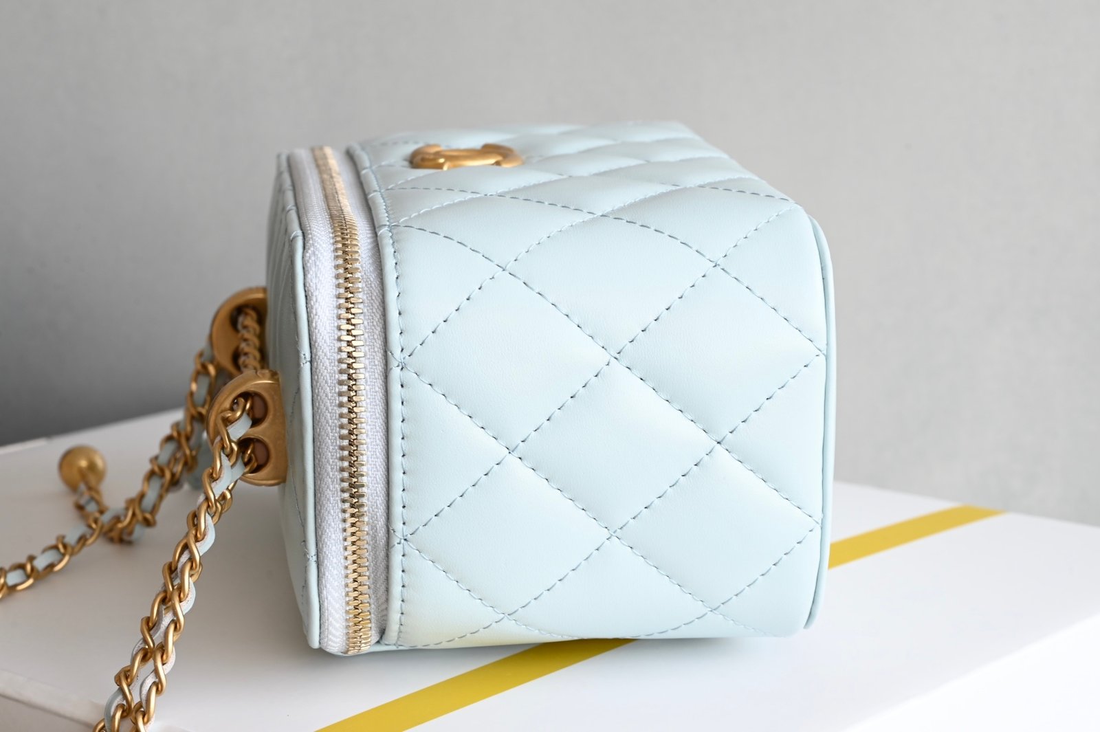 CHANEL Small Golden Ball Double Pearl Chain Makeup Bag L10104 - Image 5