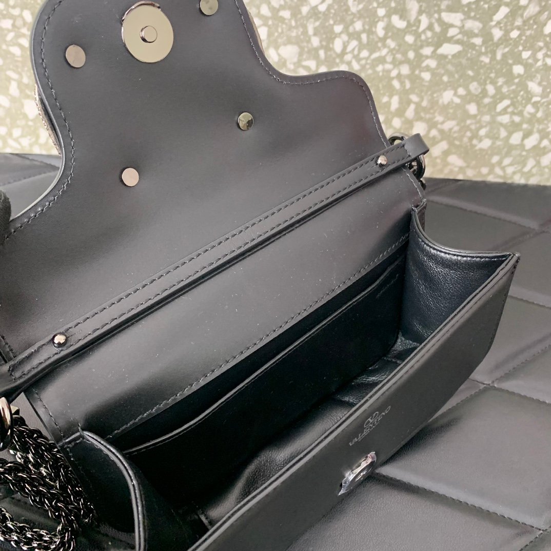 Valentino Garavani Locò small shoulder bag B6010302 - Image 16