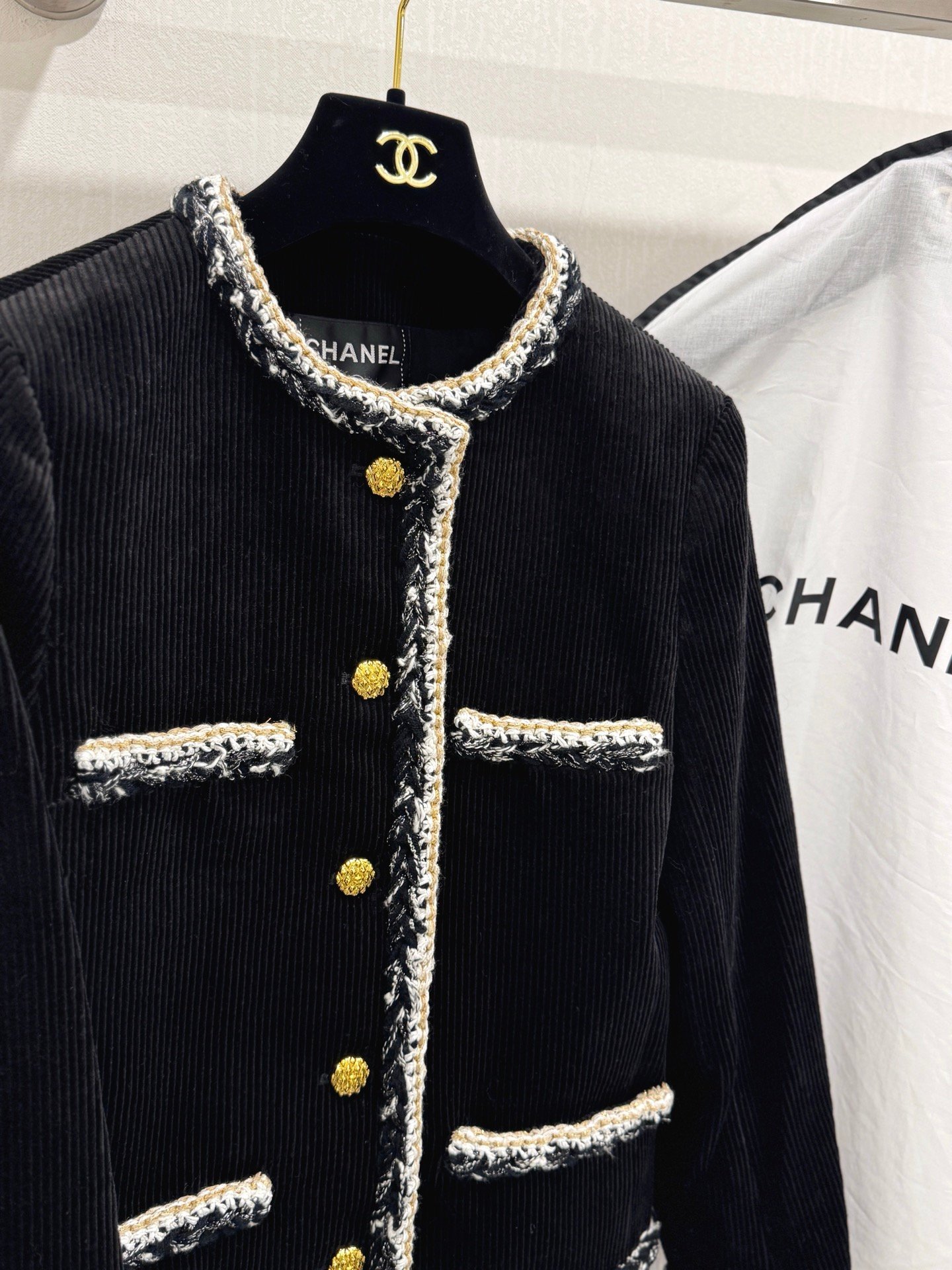 Chanel Jacket - Corduroy, black, gold & white W6010601 - Image 4