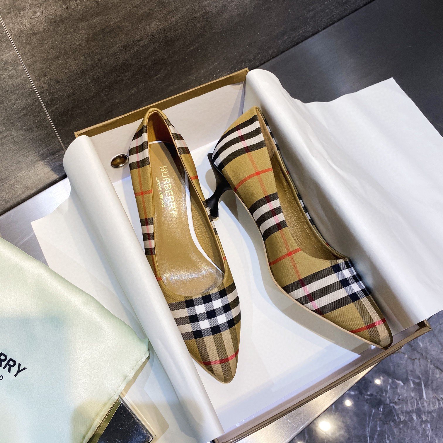 Burberry pointed-toe high heels B010808 - Image 2