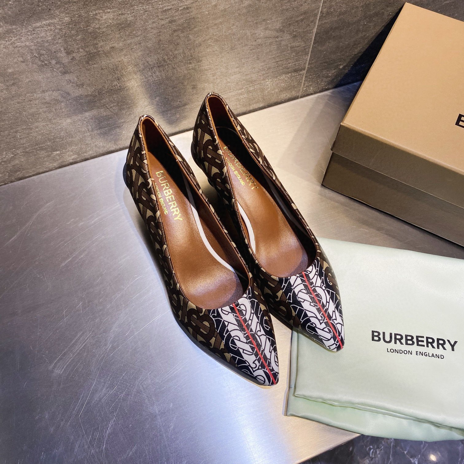 Burberry pointed-toe high heels B010808 - Image 3