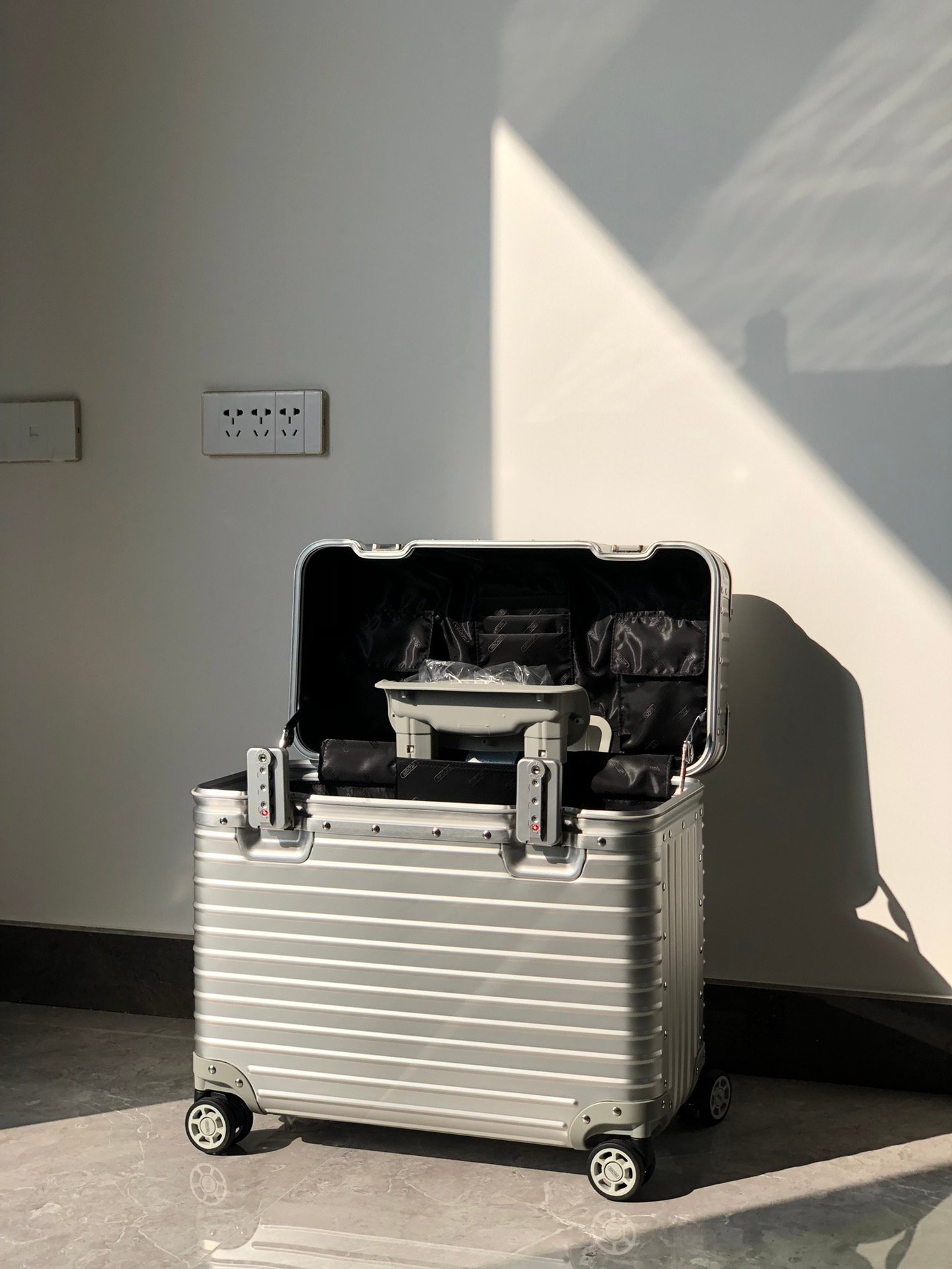RIMOWA Original Pilot Suitcase B6011501 - Image 6