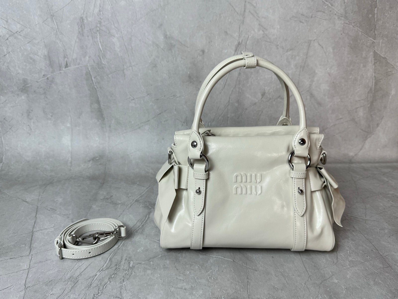 Miu Miu leather handbag B6012103 - Image 8