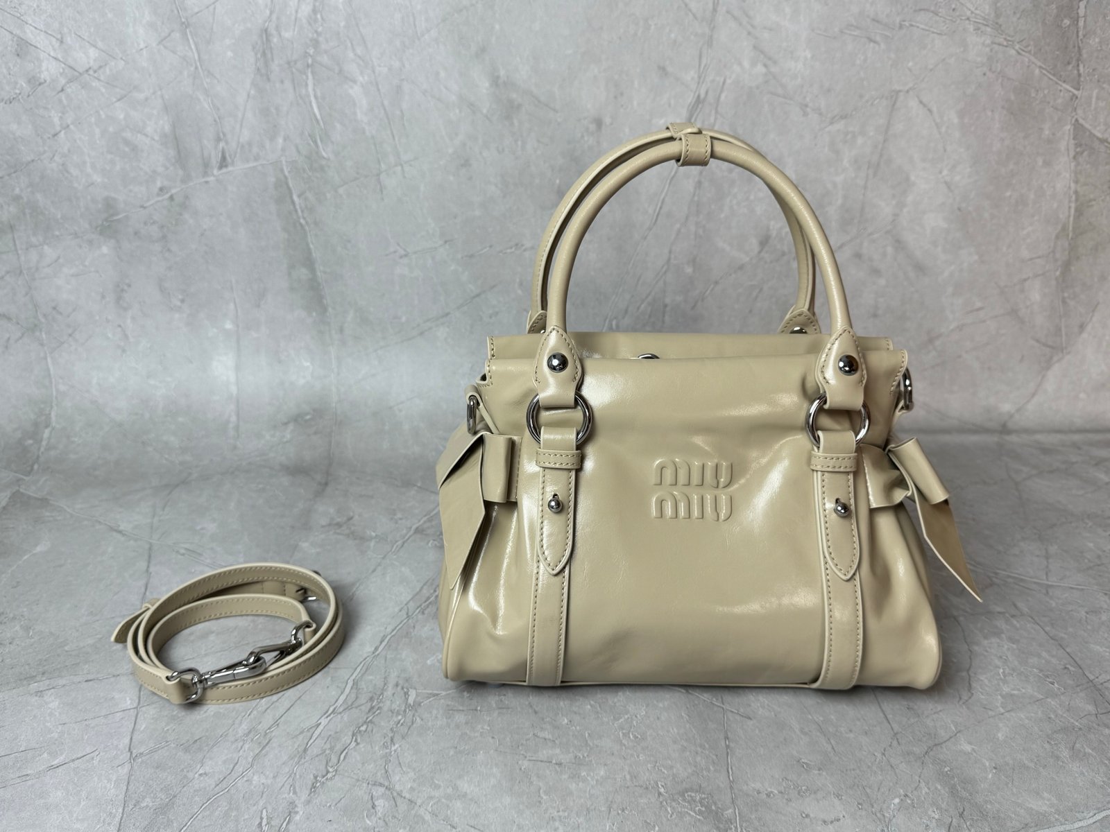 Miu Miu leather handbag B6012103 - Image 11