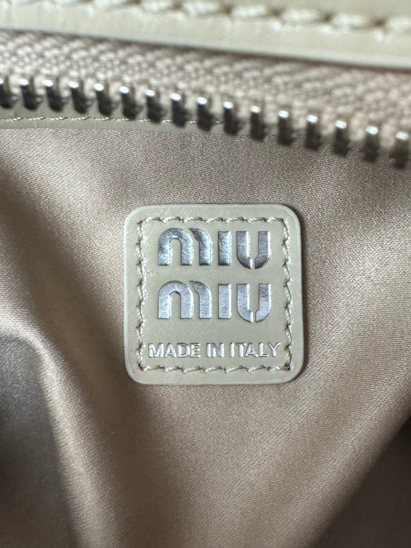 Miu Miu leather handbag B6012103 - Image 12