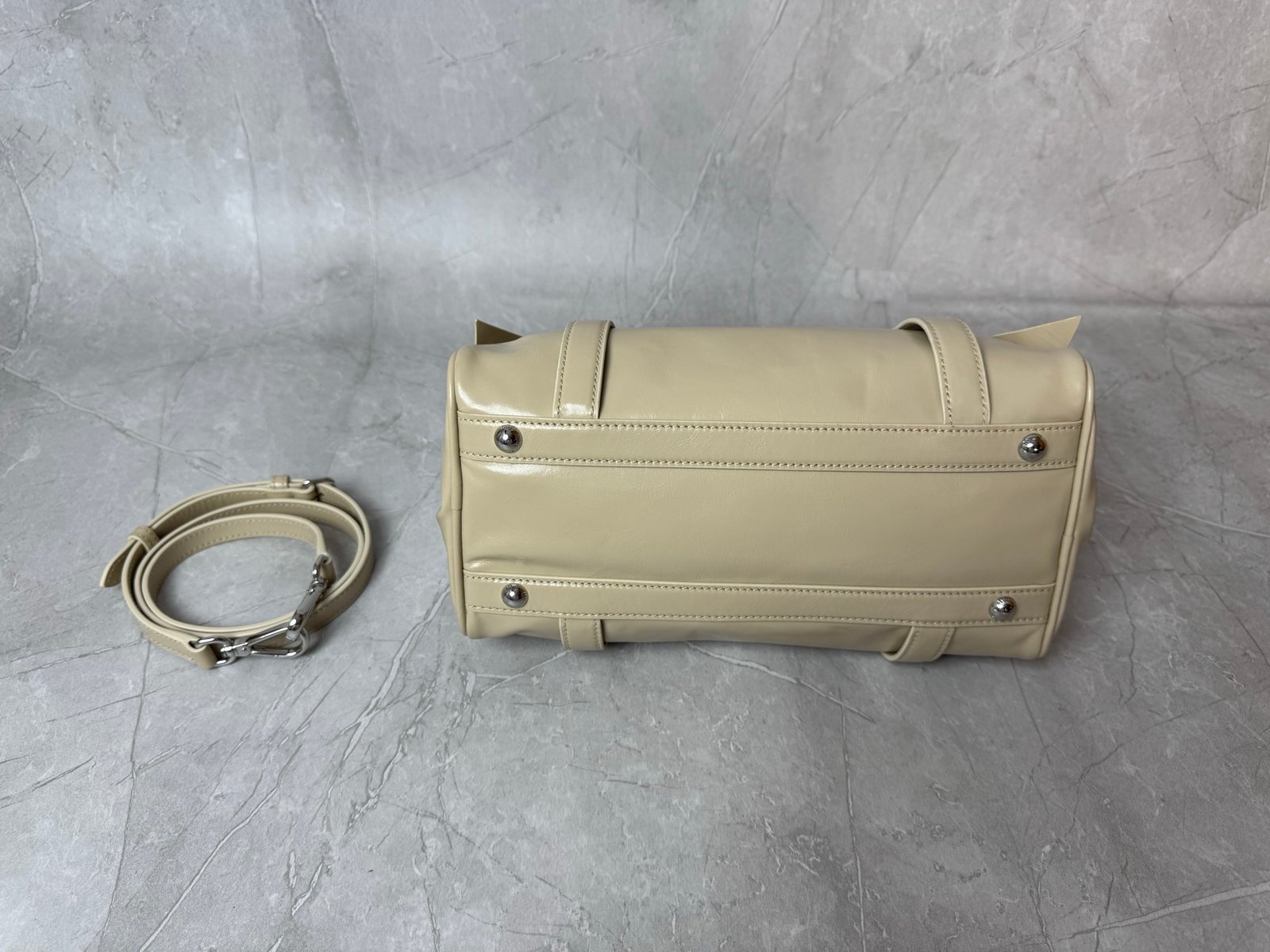 Miu Miu leather handbag B6012103 - Image 13