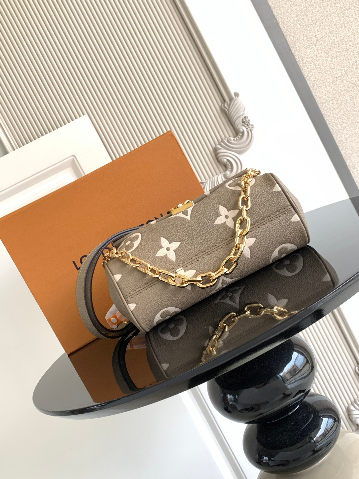 LV Leather Shoulder Bag with Embossed Pattern B6012107 - Image 5