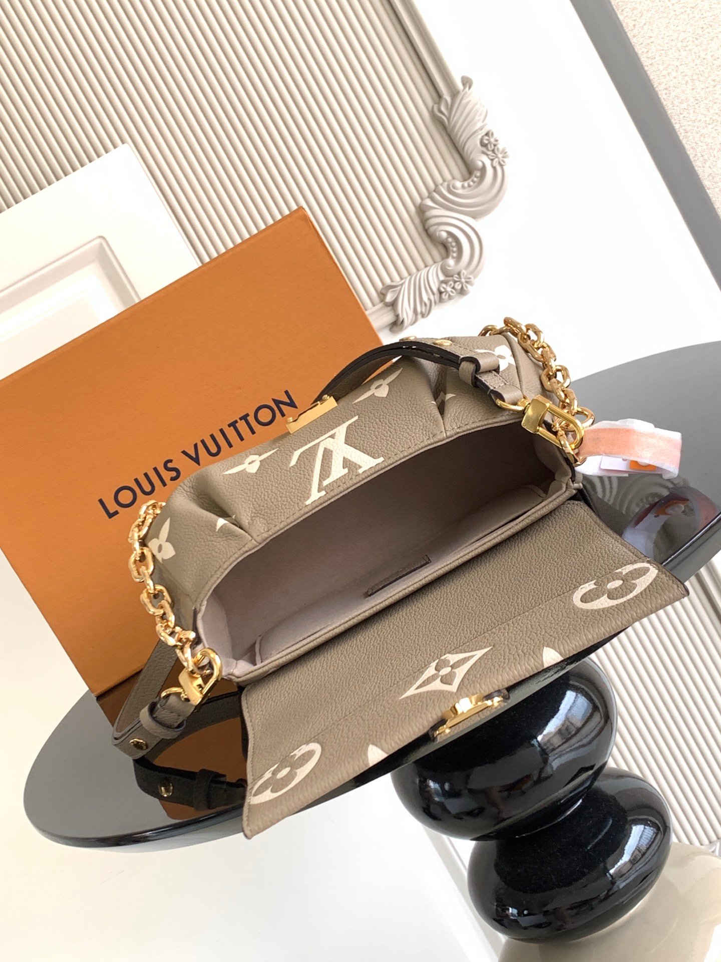 LV Leather Shoulder Bag with Embossed Pattern B6012107 - Image 6