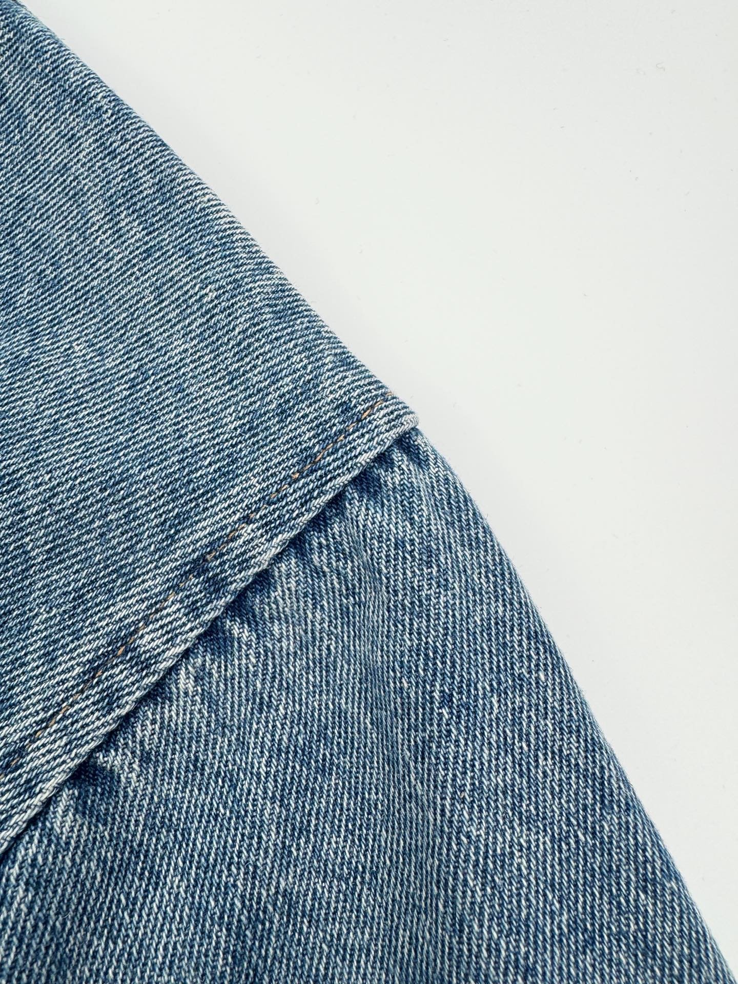 AMI PARIS Ami de Coeur Washed Denim Shirt M6012304 - Image 5