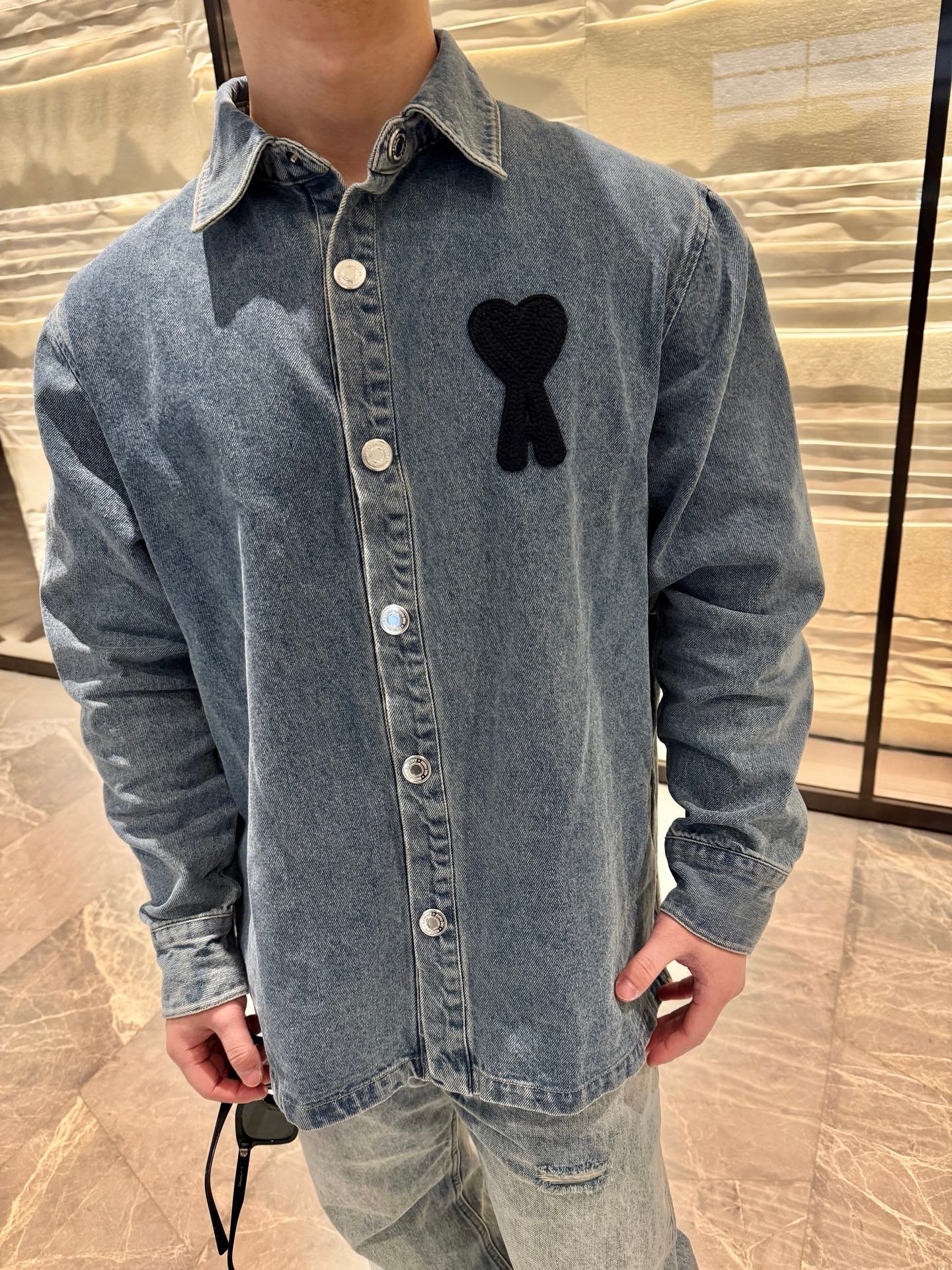 AMI PARIS Ami de Coeur Washed Denim Shirt M6012304 - Image 9
