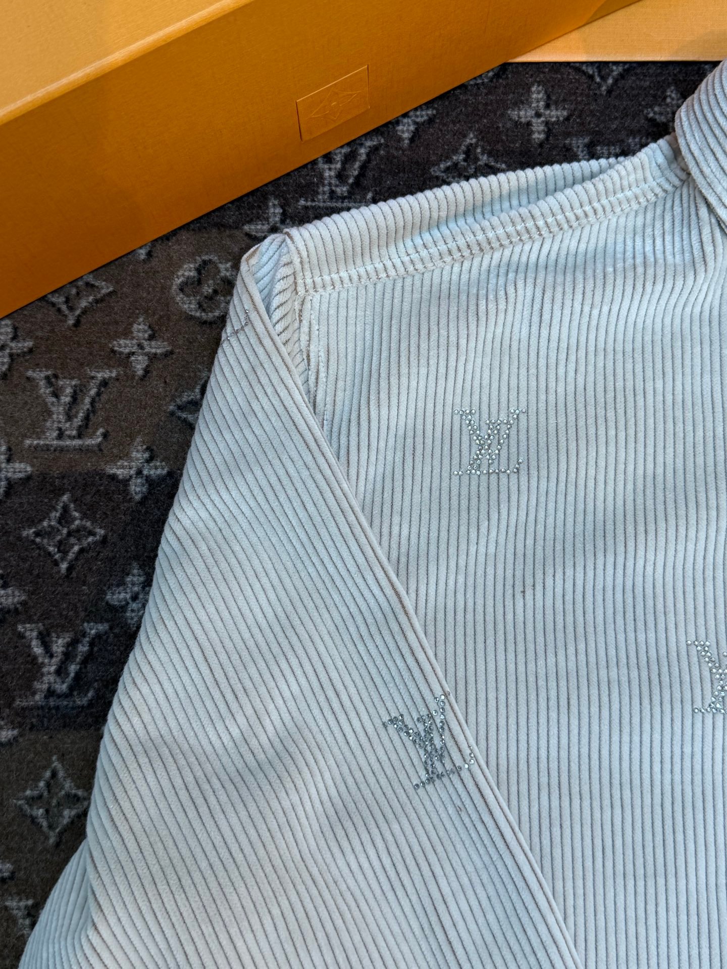 LV Light Beige Corduroy Satin Bead Embroidered Mother-of-Pearl Button Shirt M6012306 - Image 4